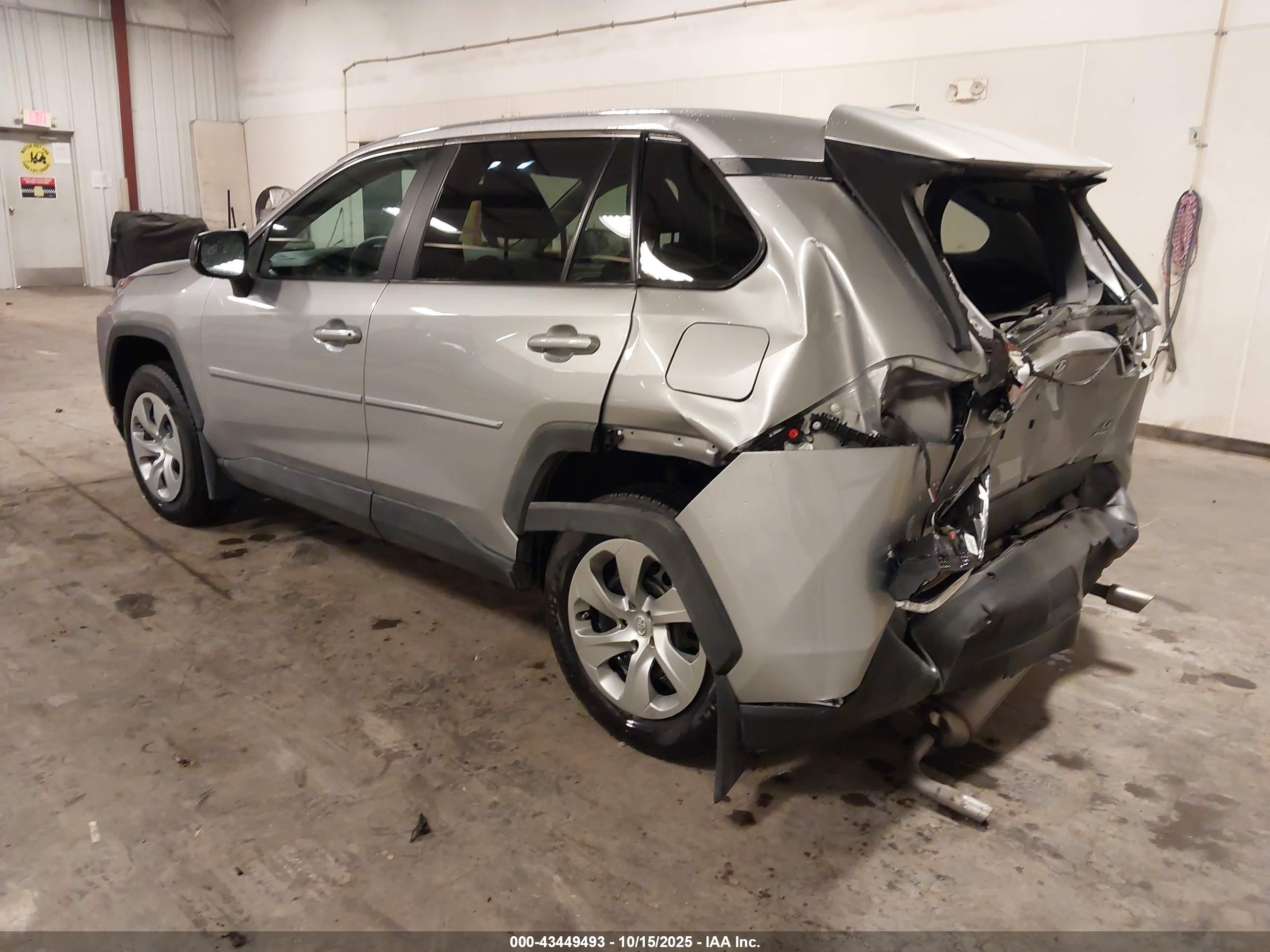 TOYOTA RAV4 image 3