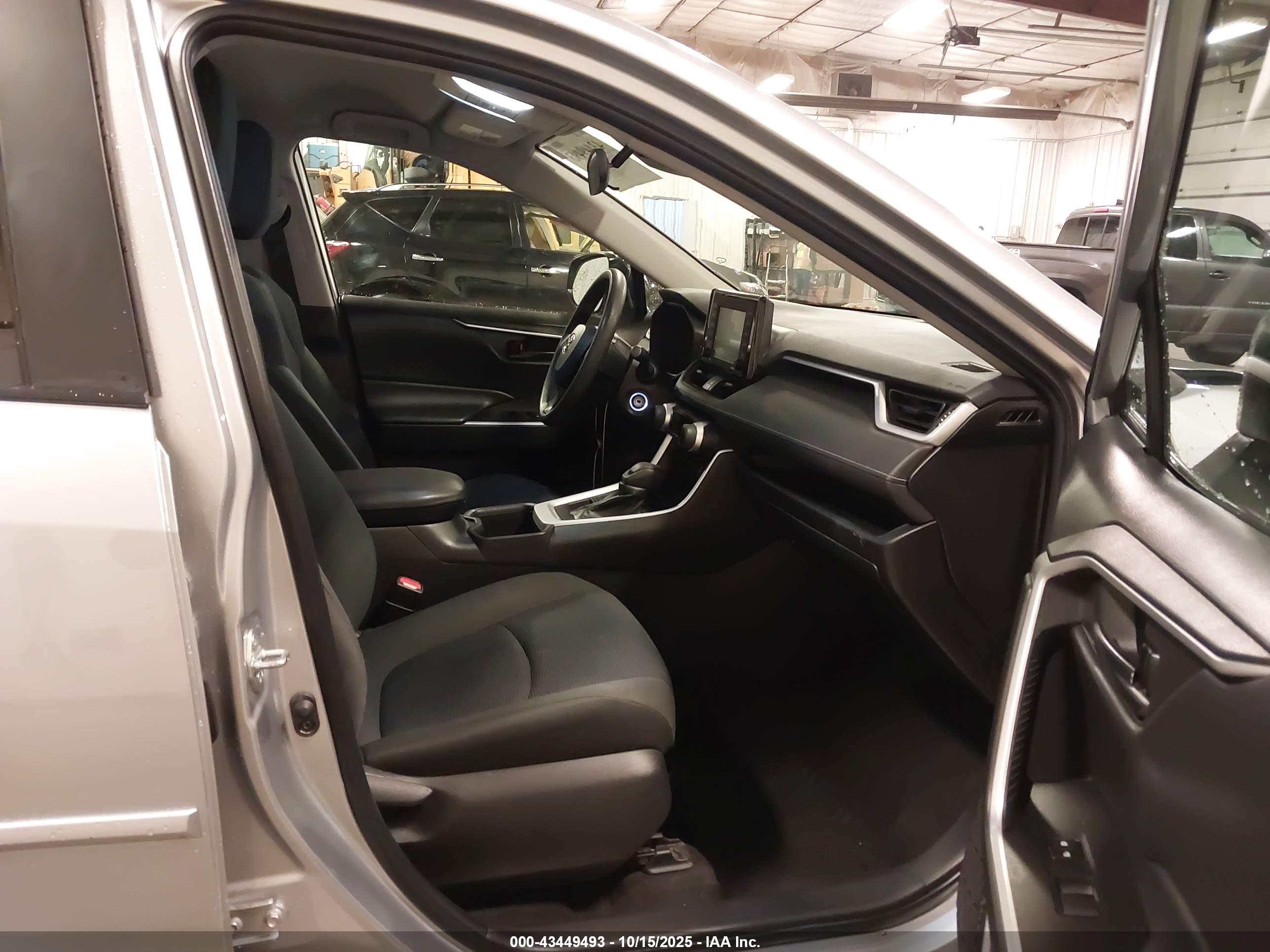 TOYOTA RAV4 image 5