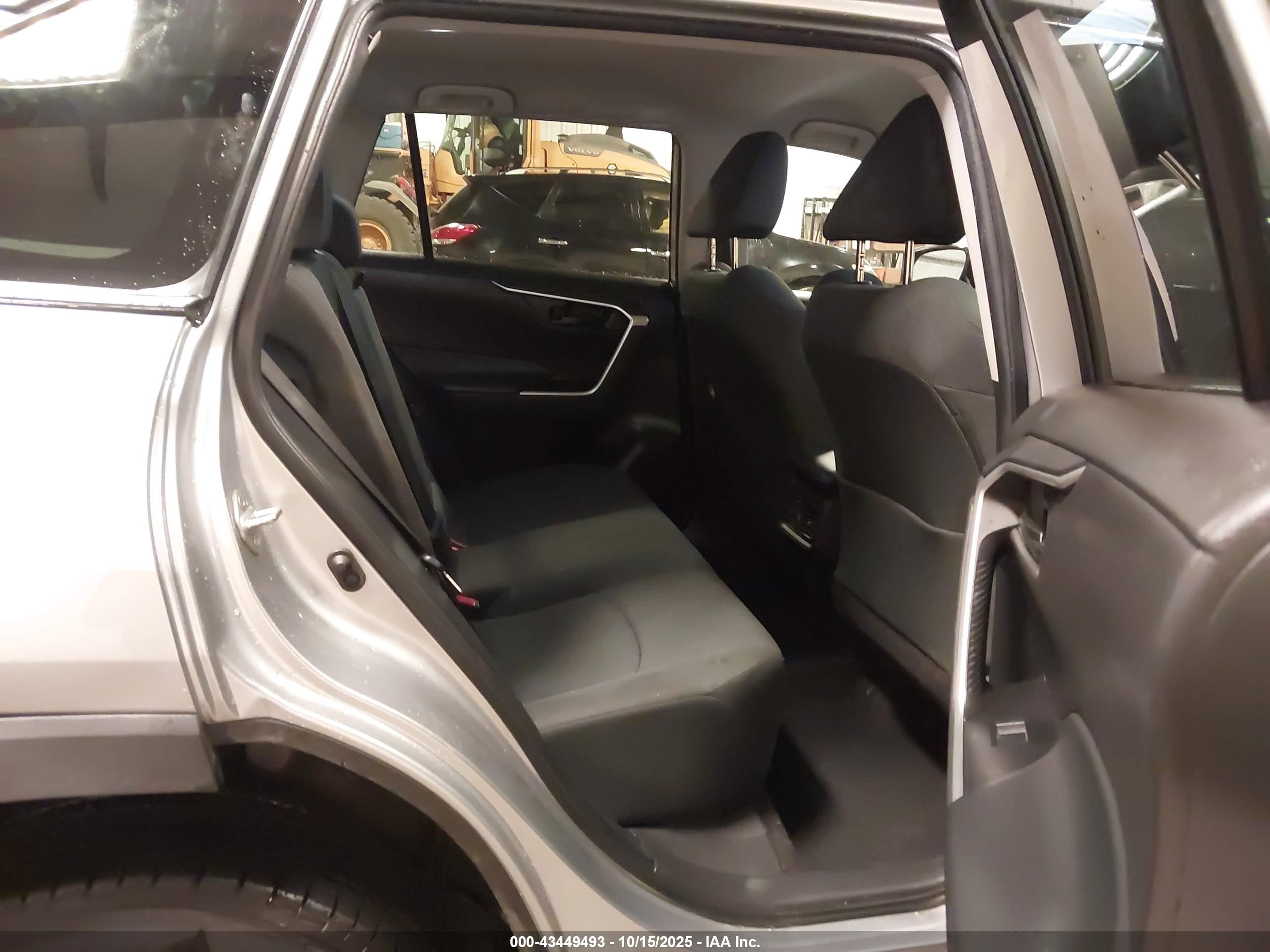 TOYOTA RAV4 image 8