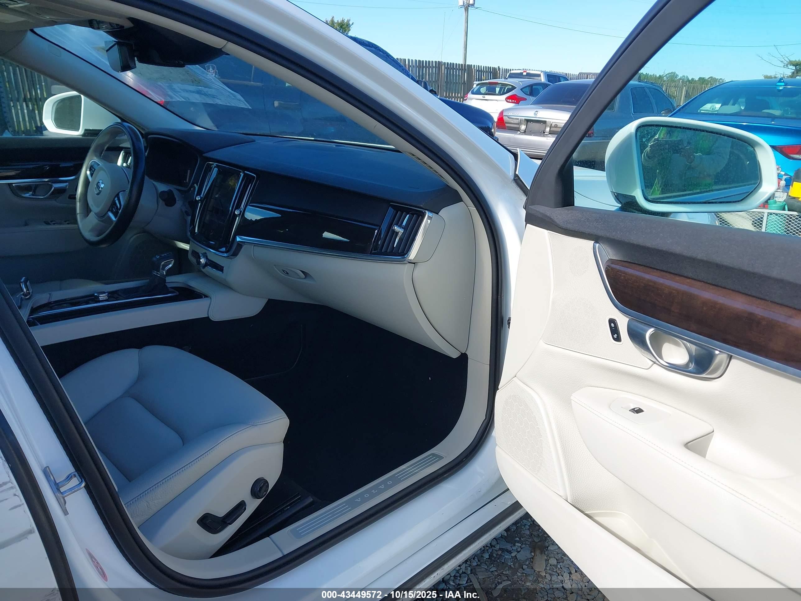 VOLVO S90 image 5