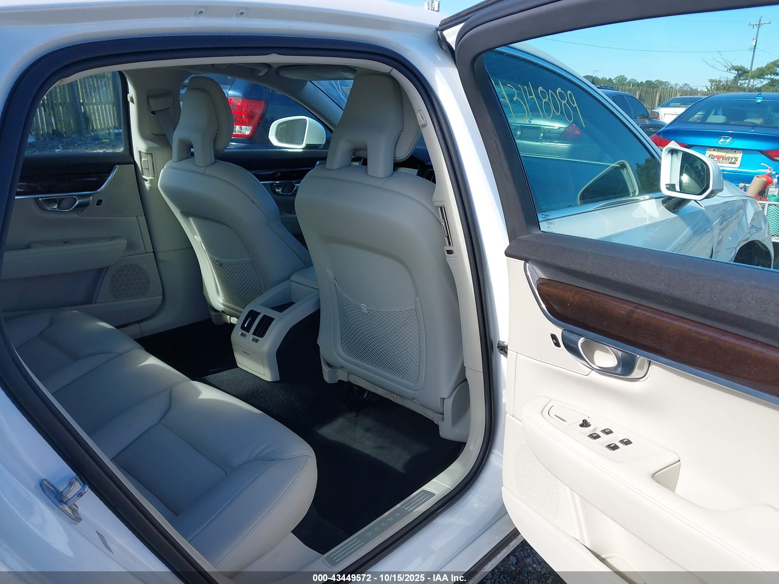 VOLVO S90 image 8