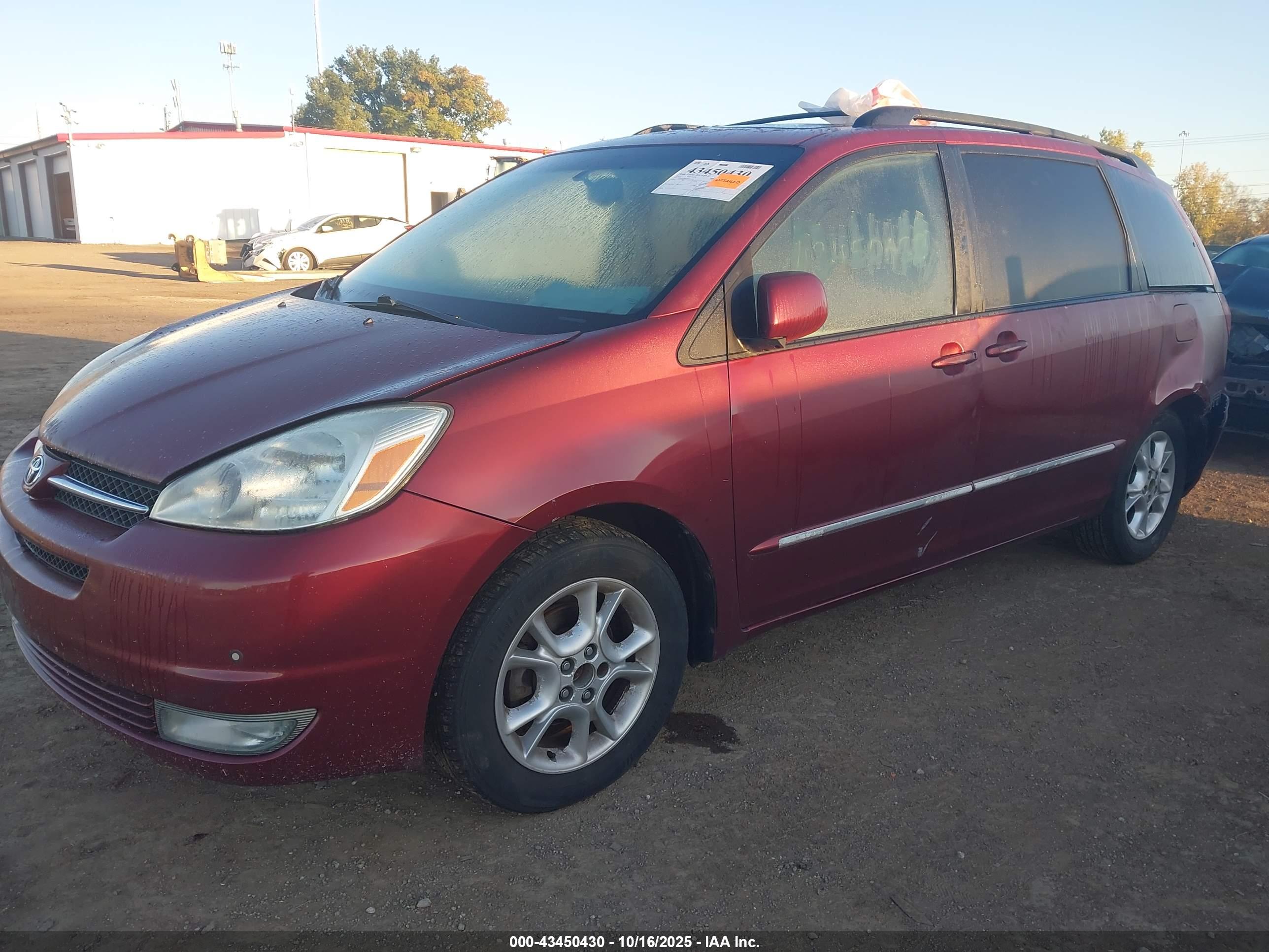 TOYOTA SIENNA image 2