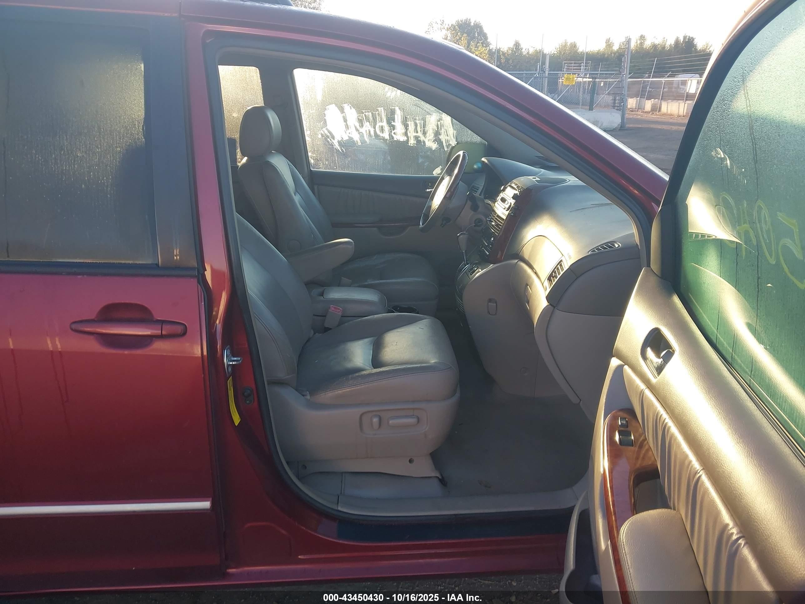 TOYOTA SIENNA image 5