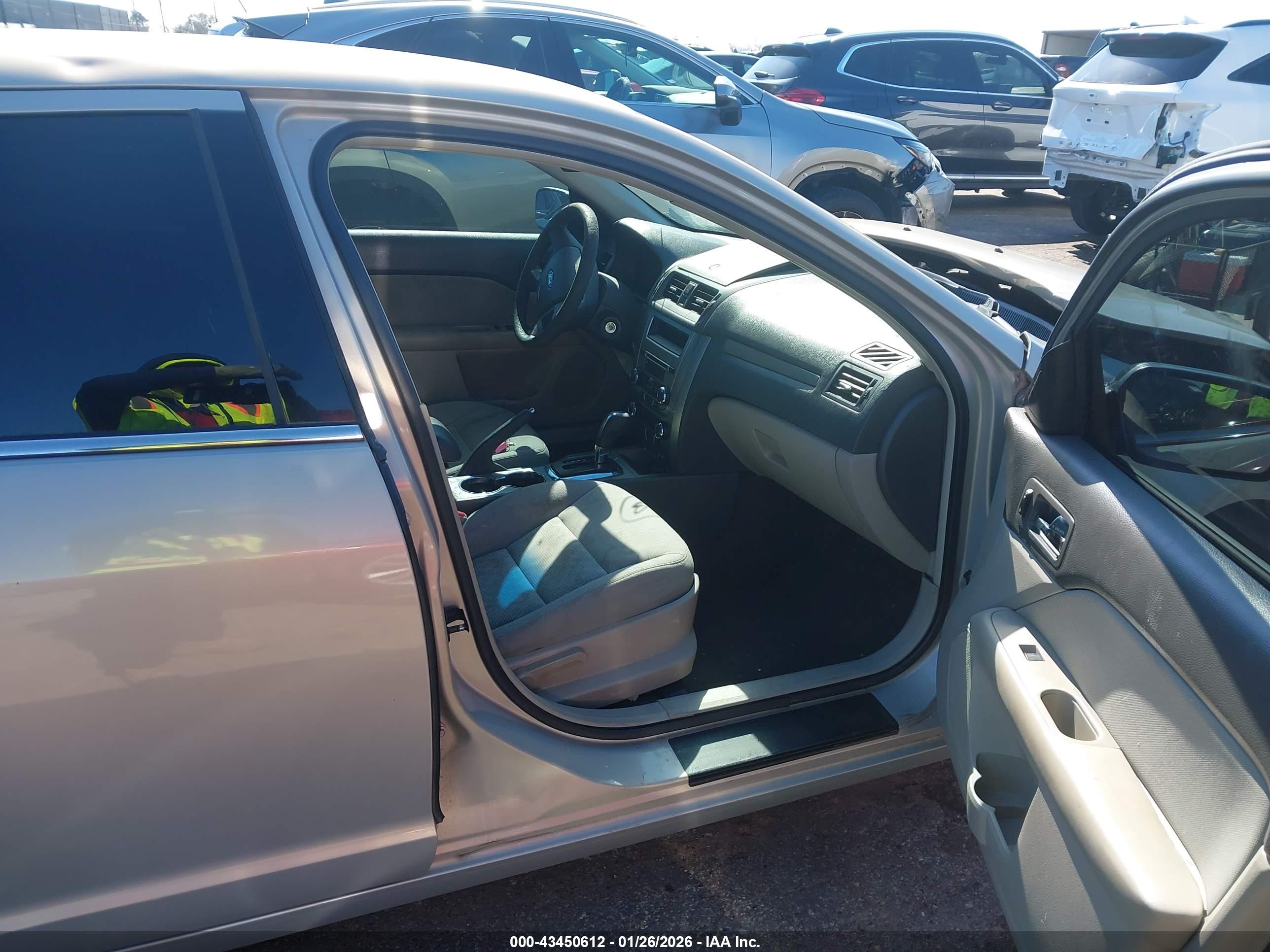 FORD FUSION image 5