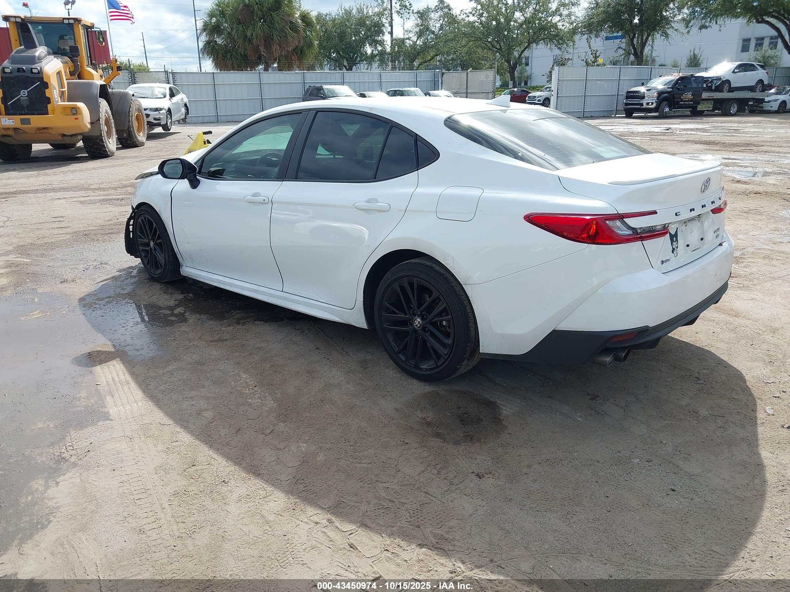 TOYOTA CAMRY image 3