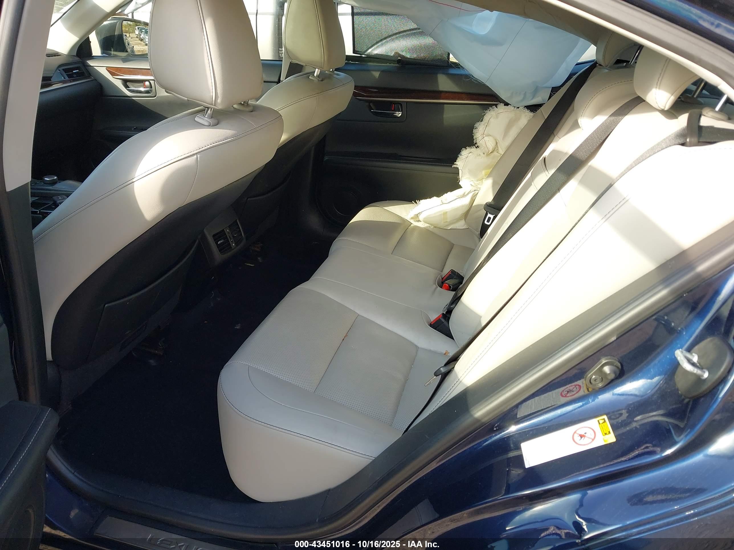 LEXUS ES image 8