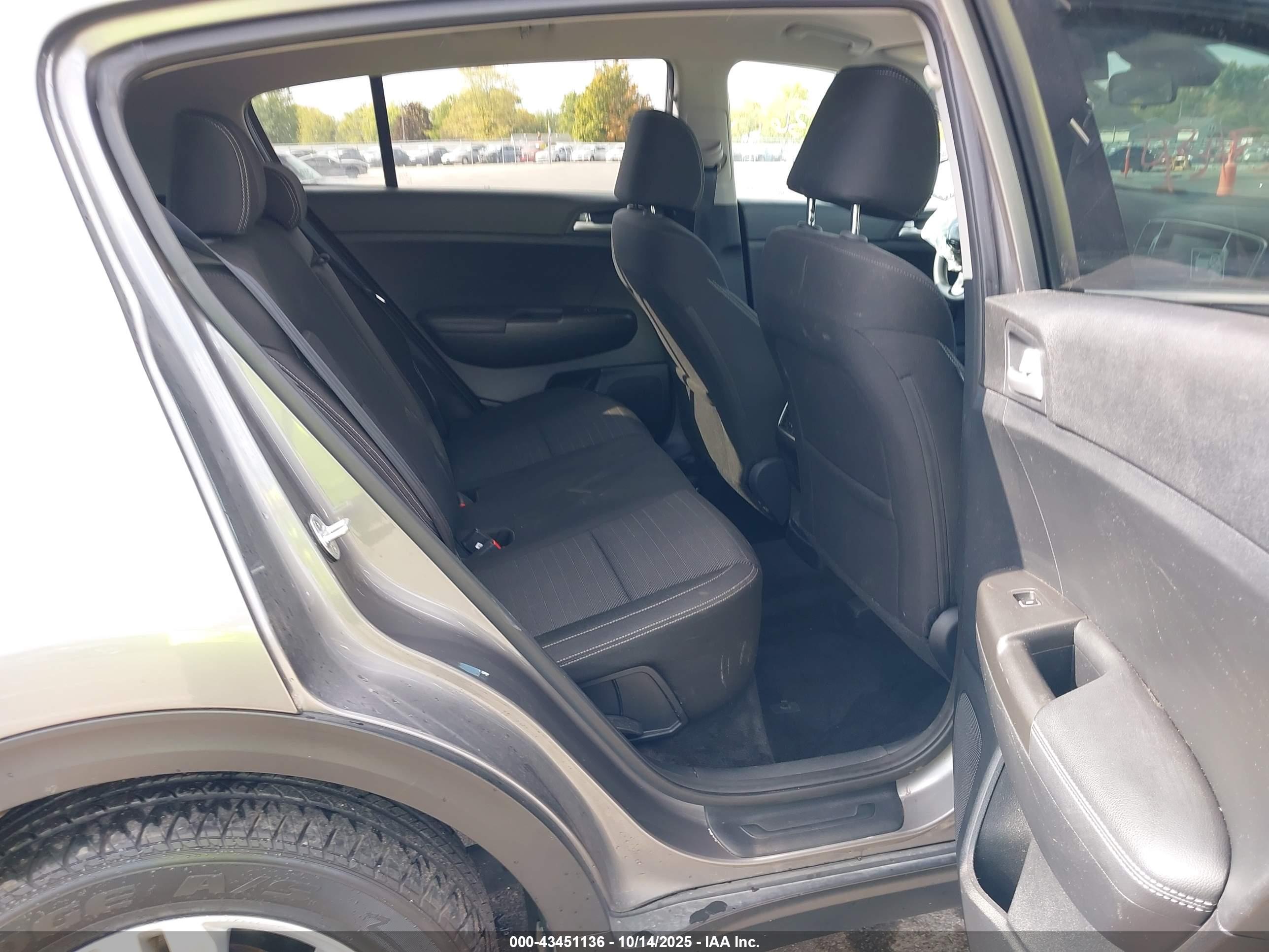 KIA SPORTAGE image 8