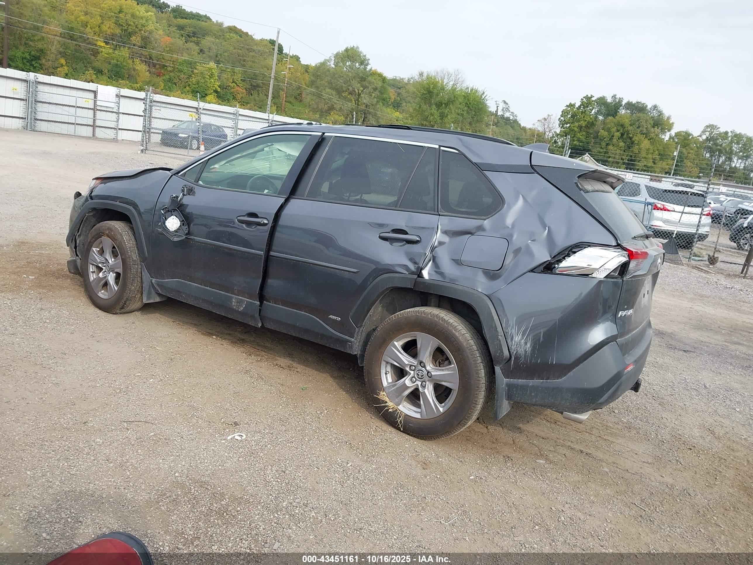 TOYOTA RAV4 image 3