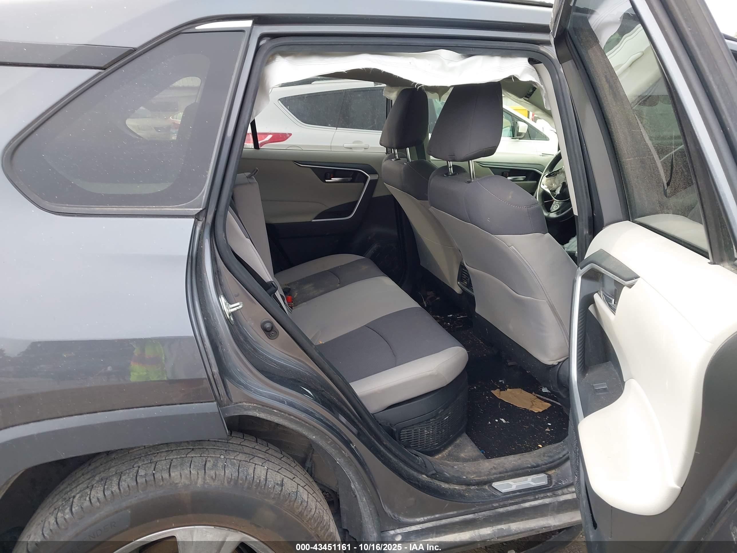 TOYOTA RAV4 image 8