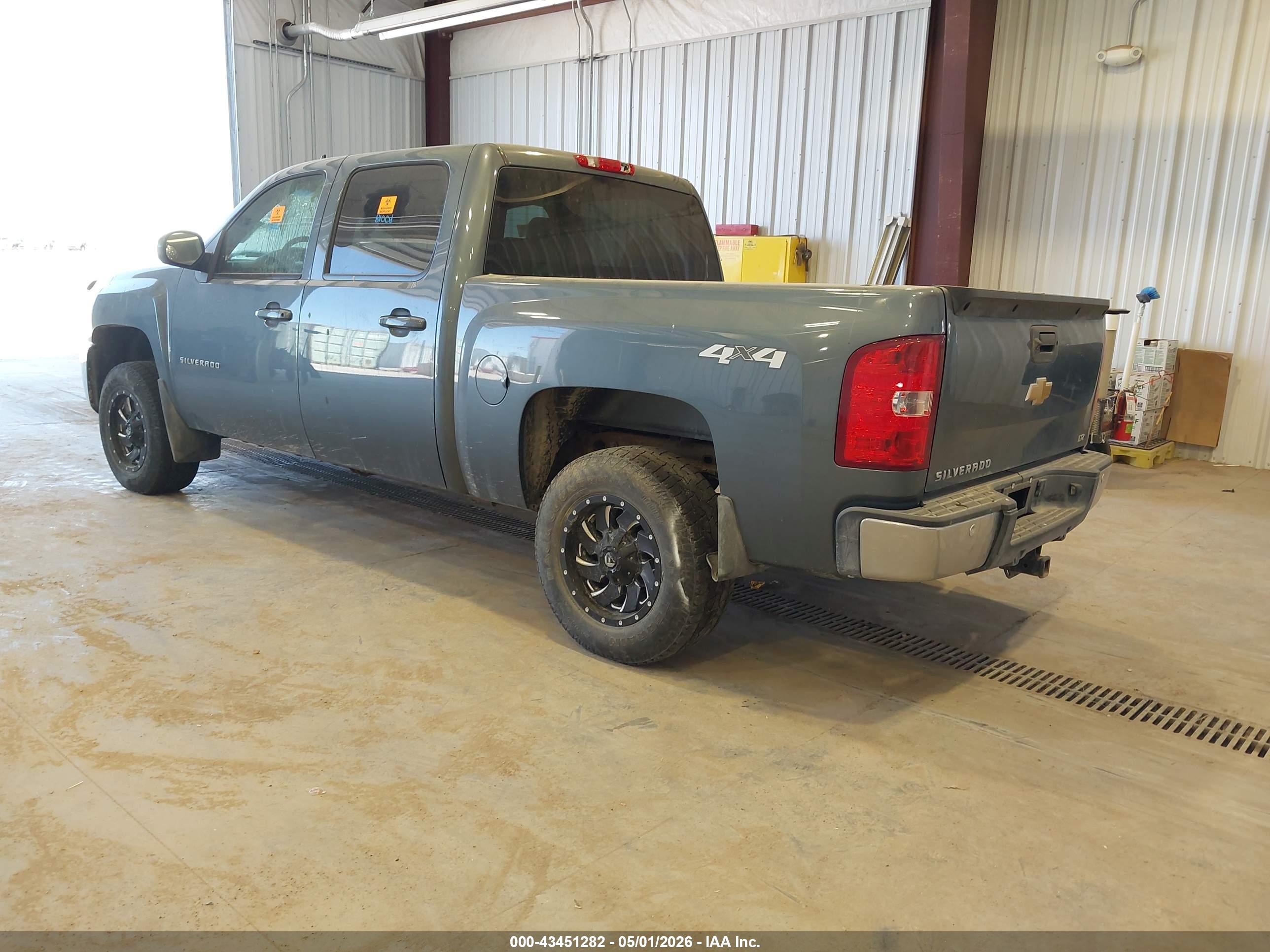 CHEVROLET SILVERADO image 3