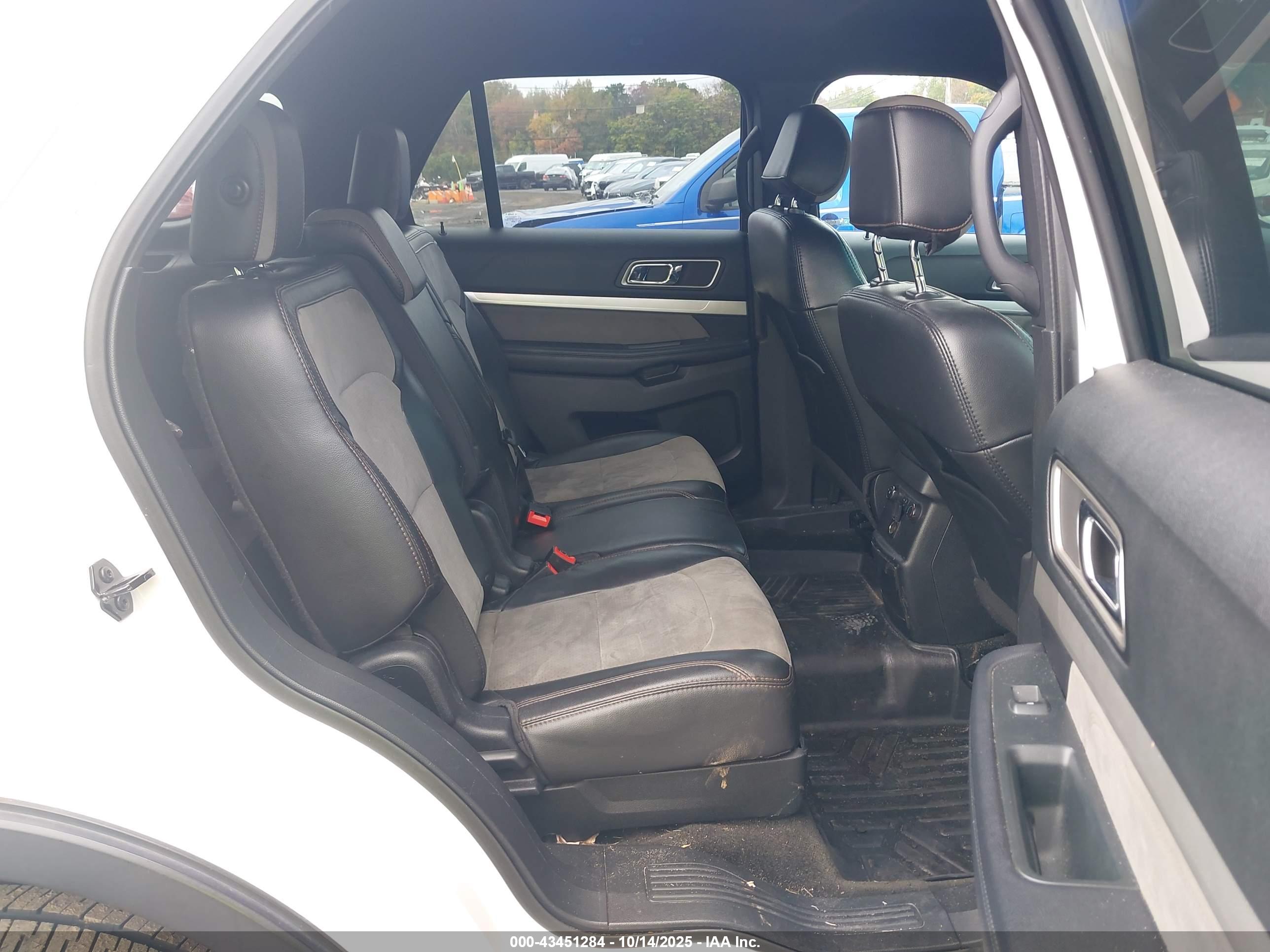 FORD EXPLORER image 8