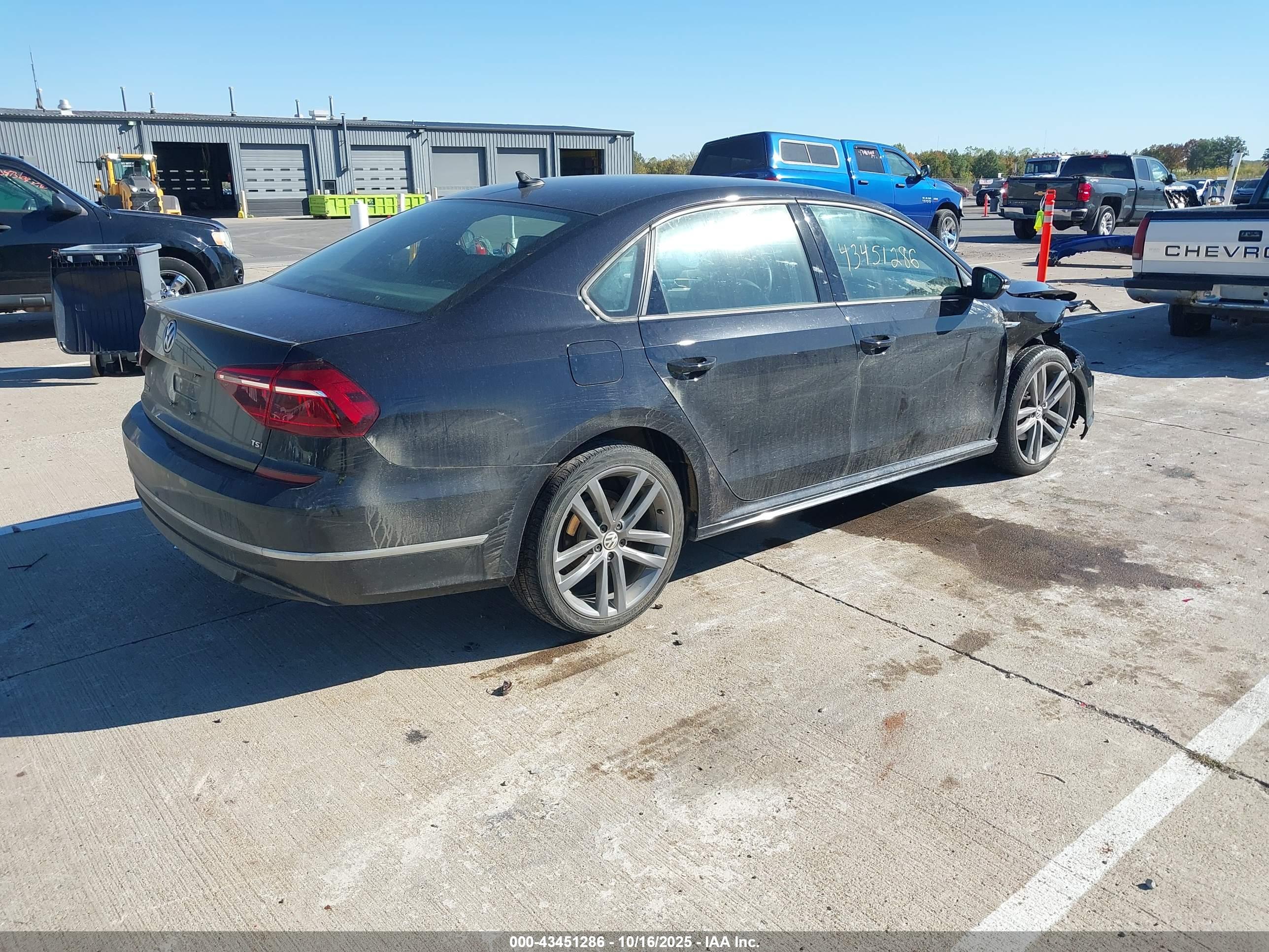 VOLKSWAGEN PASSAT image 4