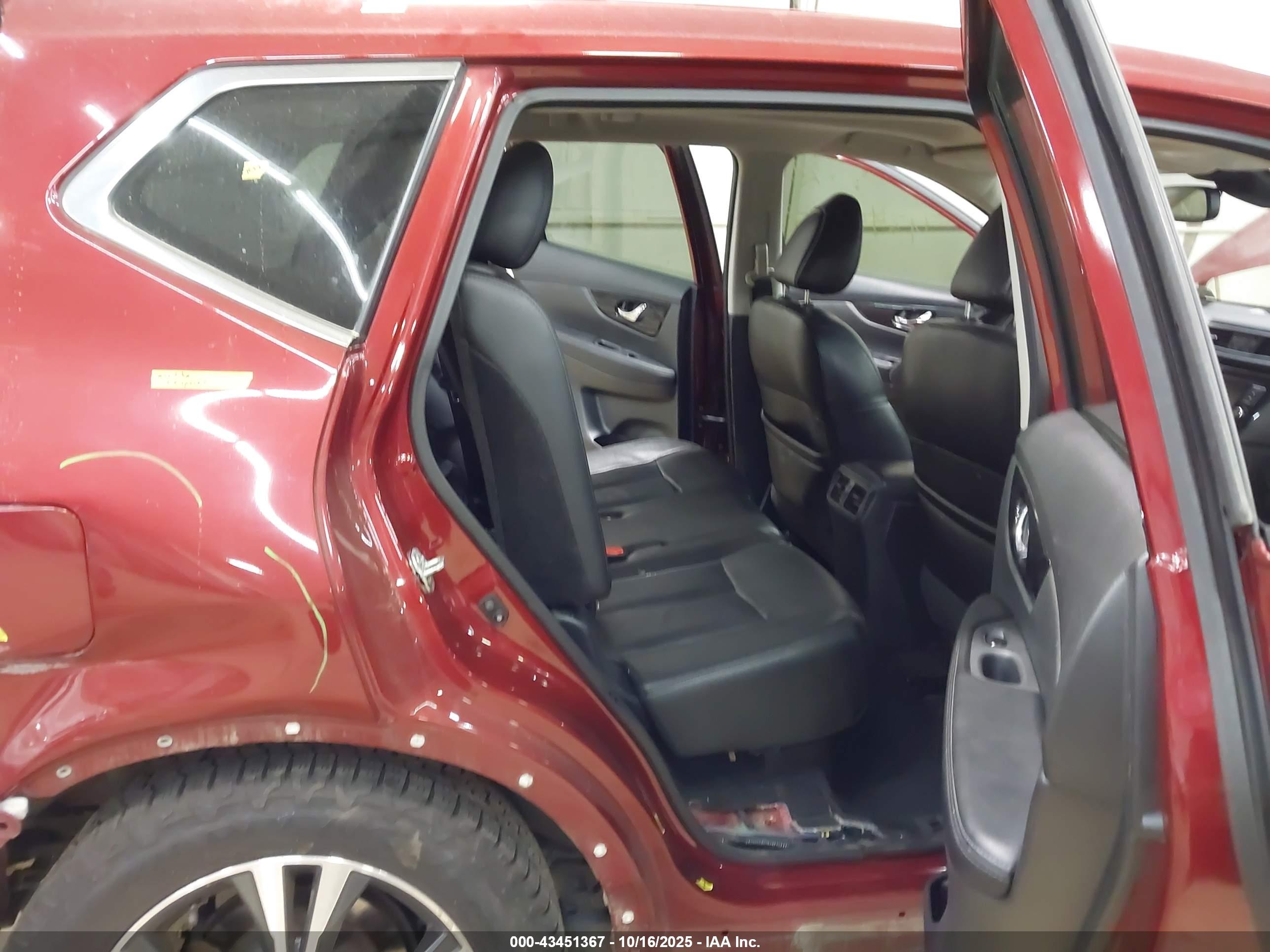 NISSAN ROGUE image 8