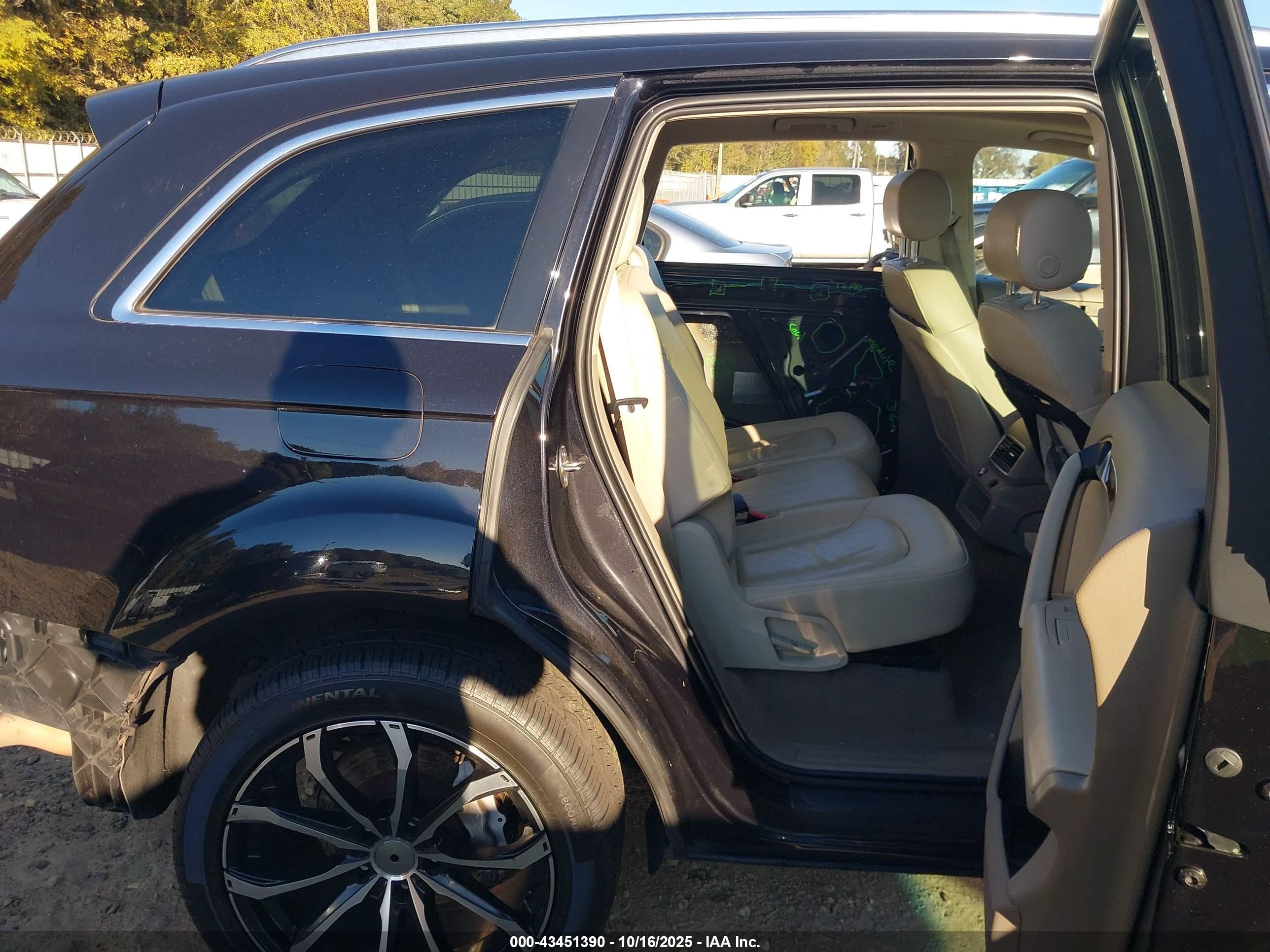 AUDI Q7 image 8