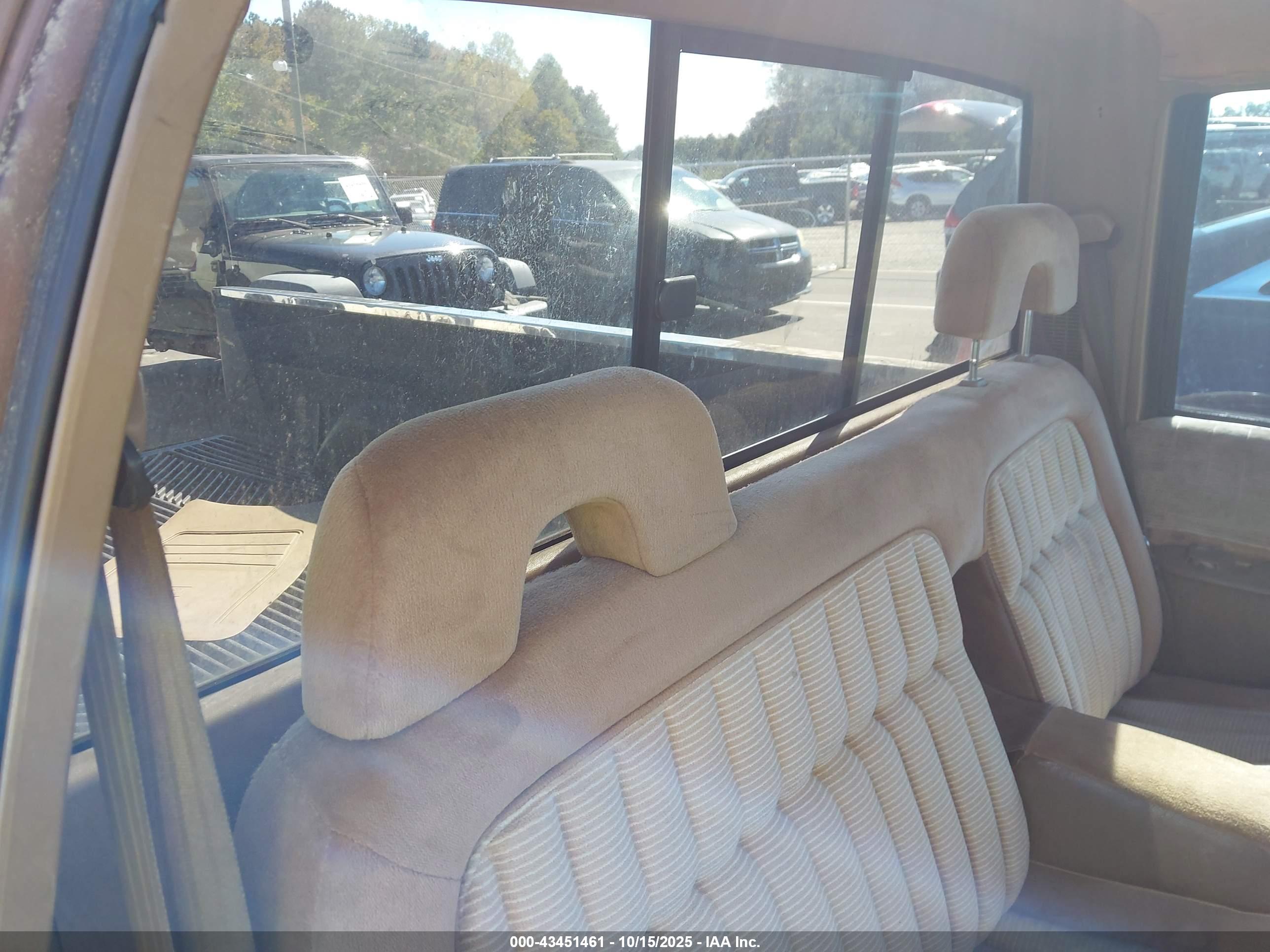 CHEVROLET GMT-400 image 8