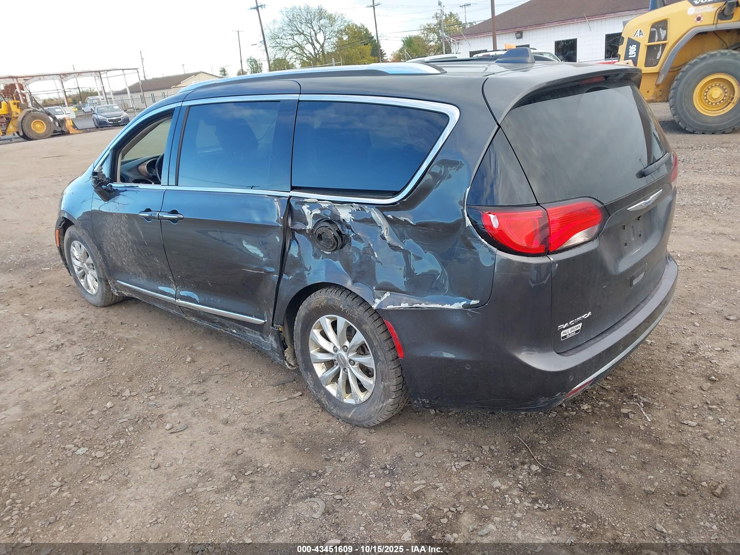 CHRYSLER PACIFICA image 3