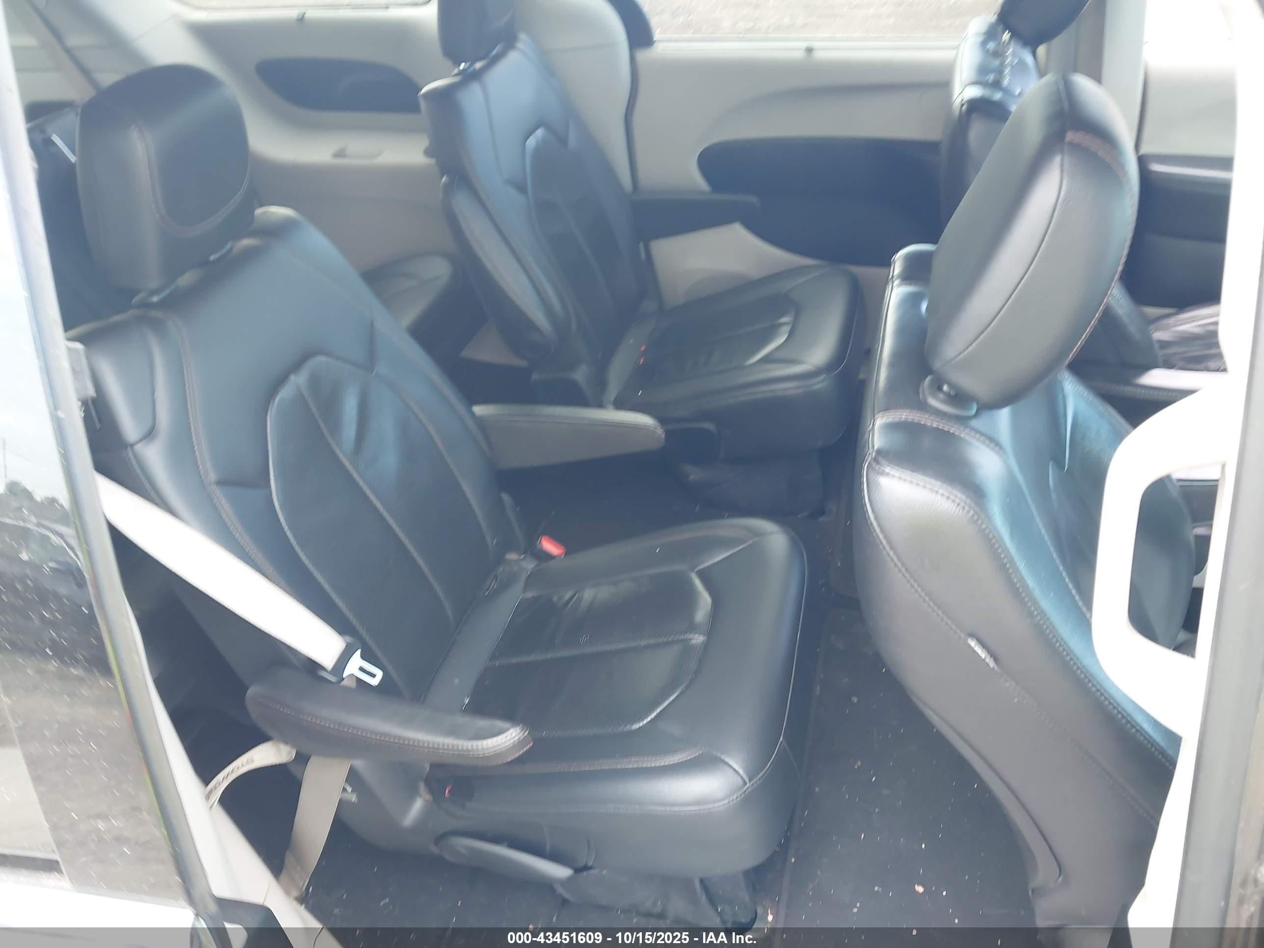 CHRYSLER PACIFICA image 8