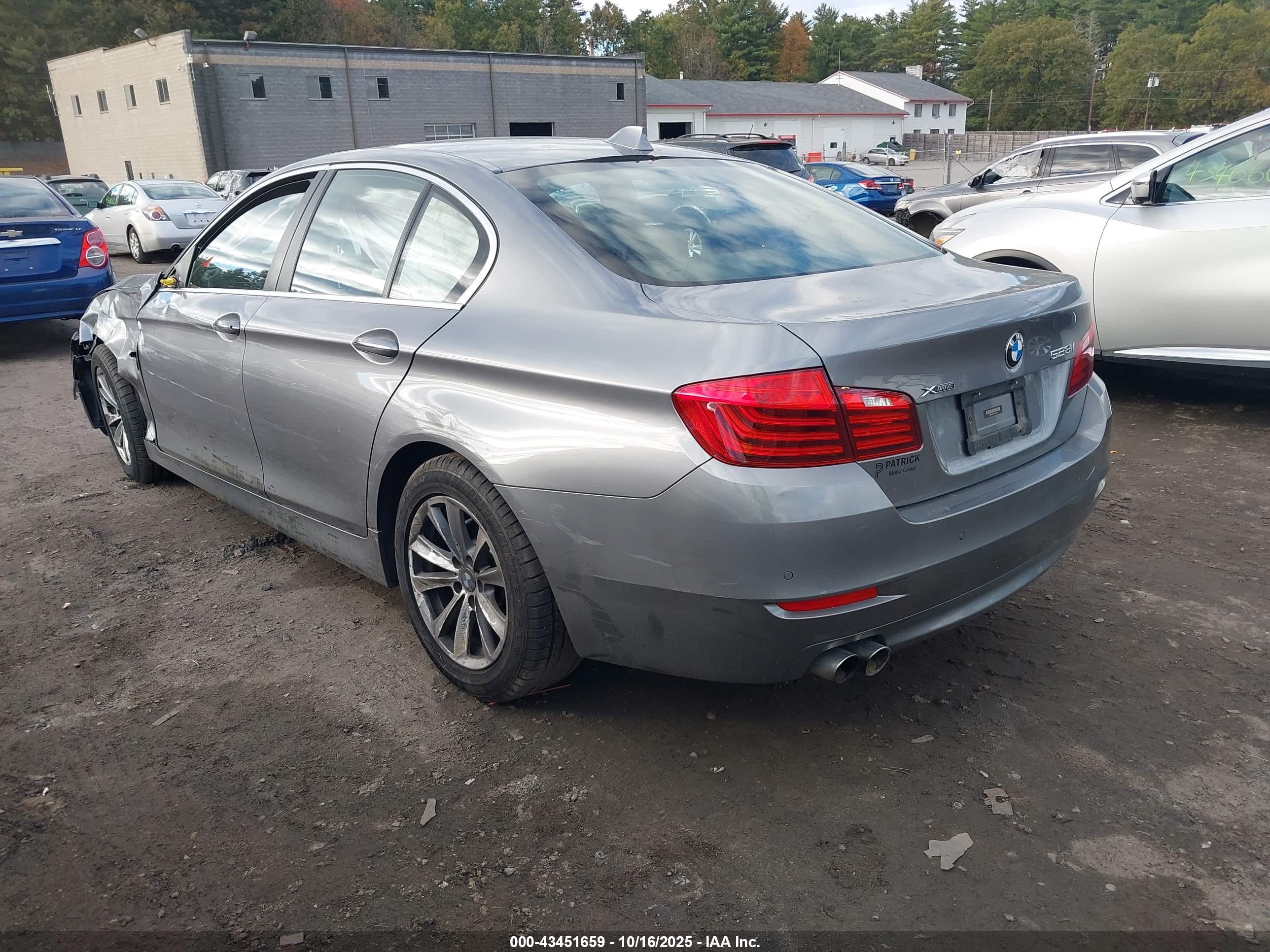 BMW 528I image 3