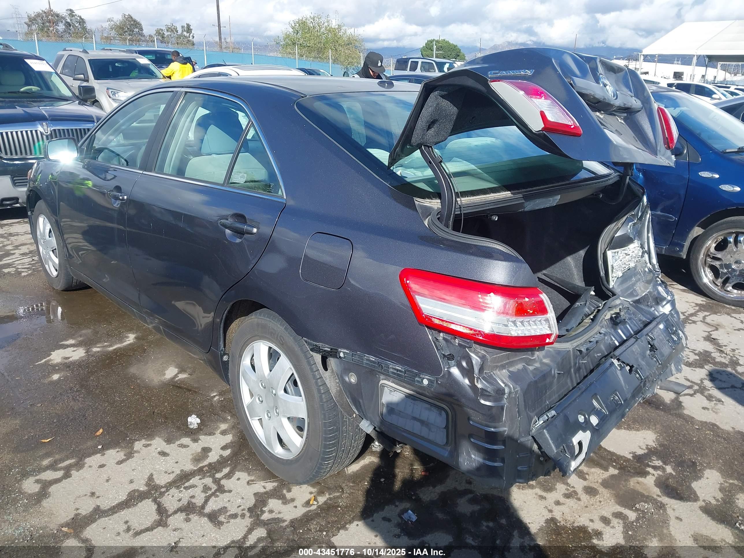 TOYOTA CAMRY image 3