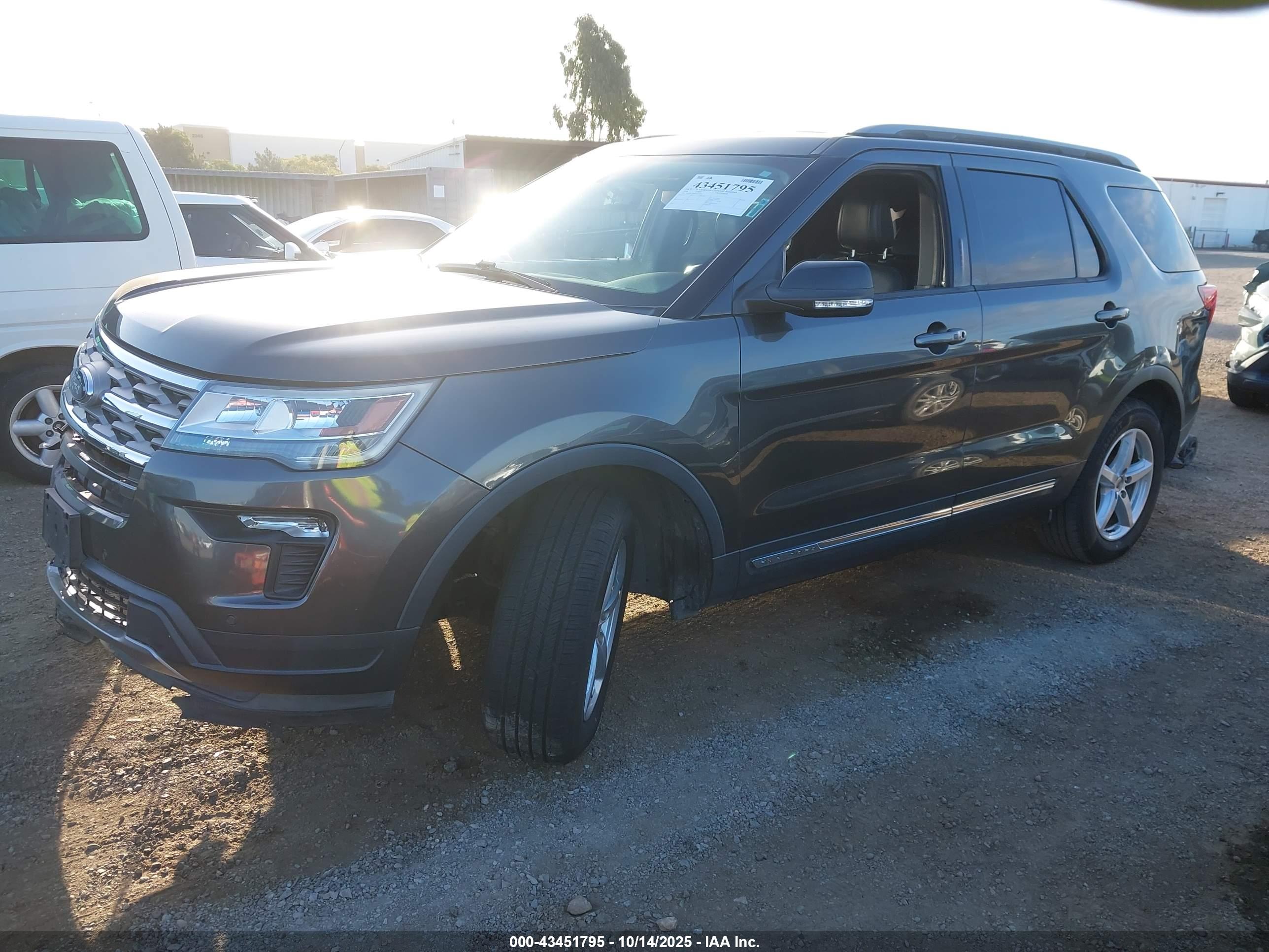 FORD EXPLORER image 2