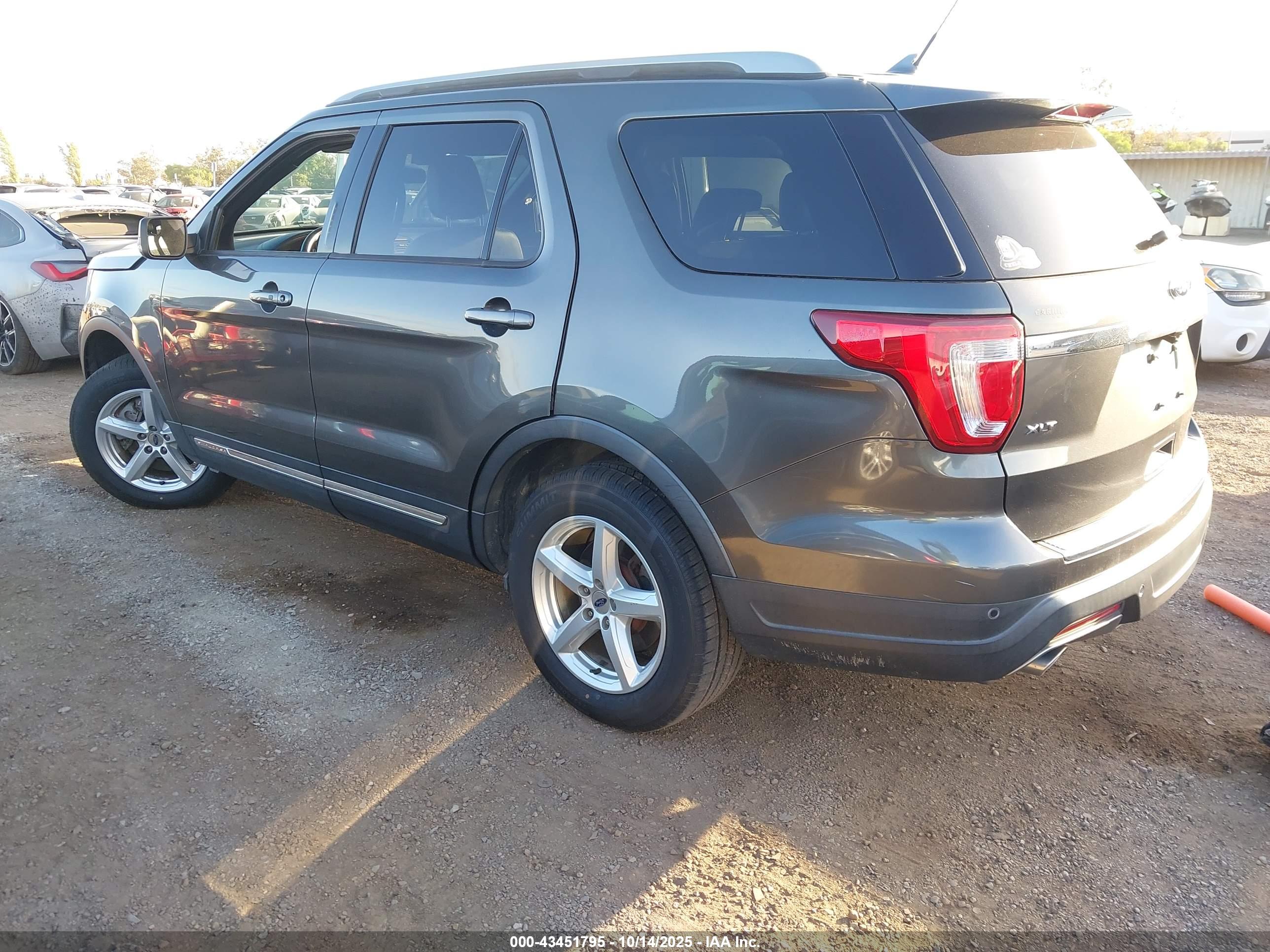 FORD EXPLORER image 3