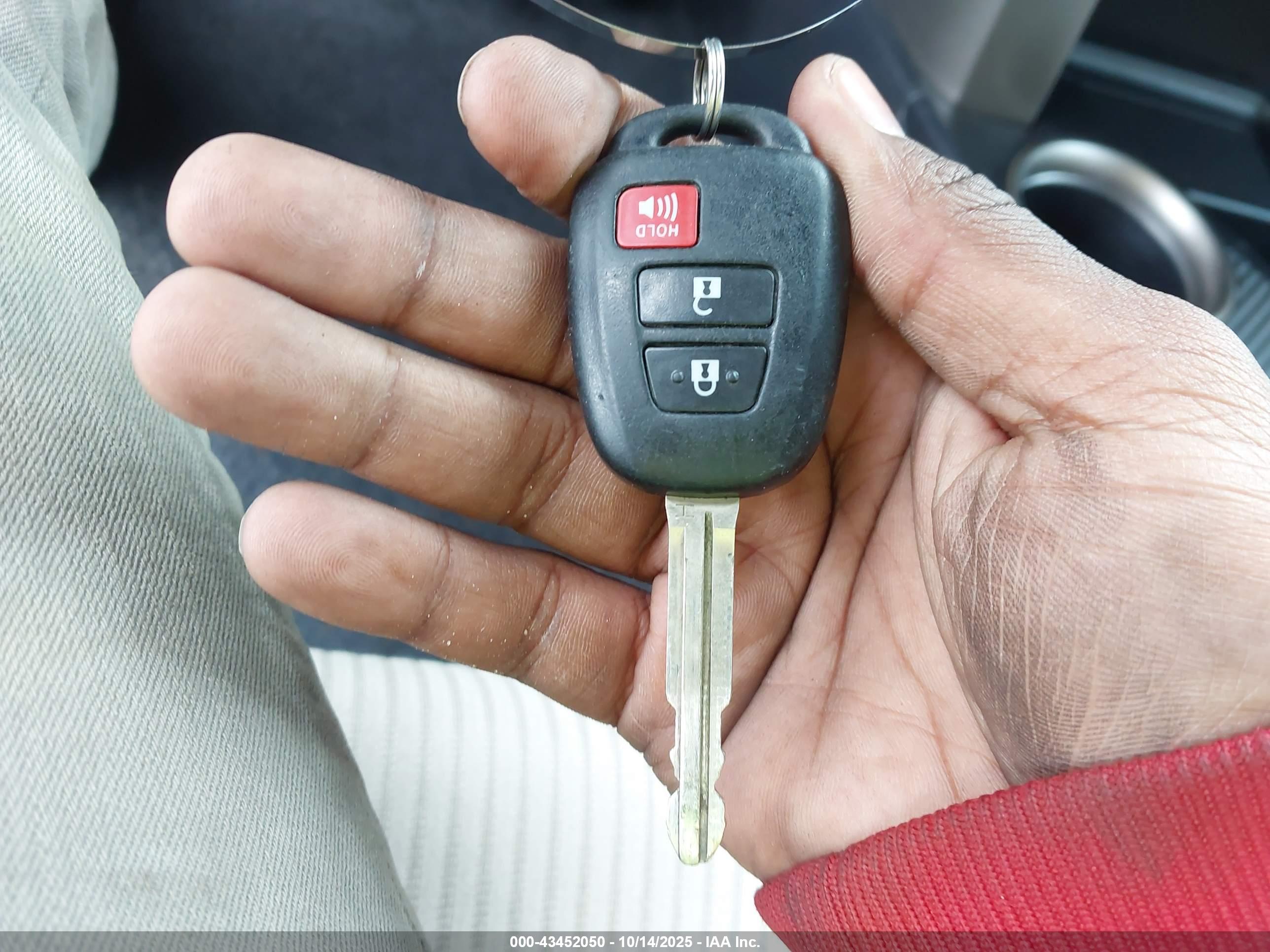 TOYOTA RAV4 image 11
