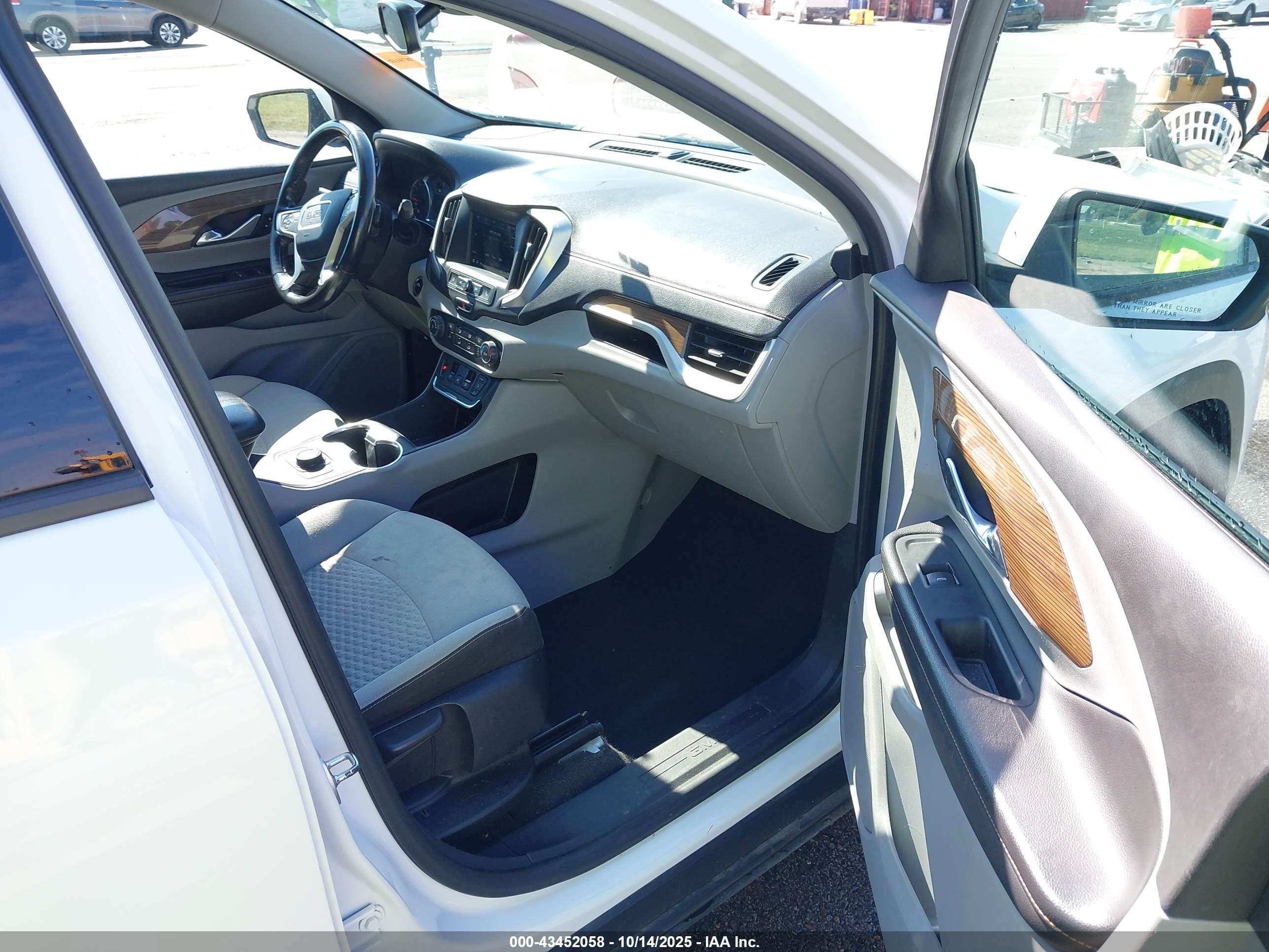 GMC TERRAIN image 5