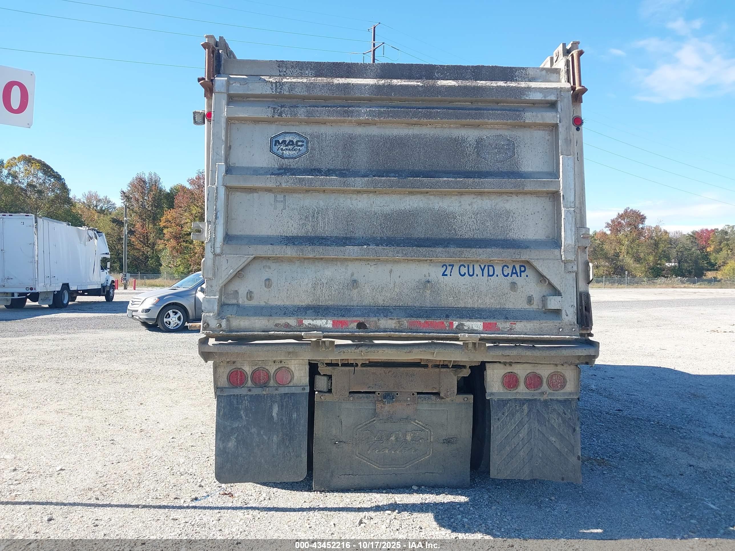 FREIGHTLINER 122SD image 8