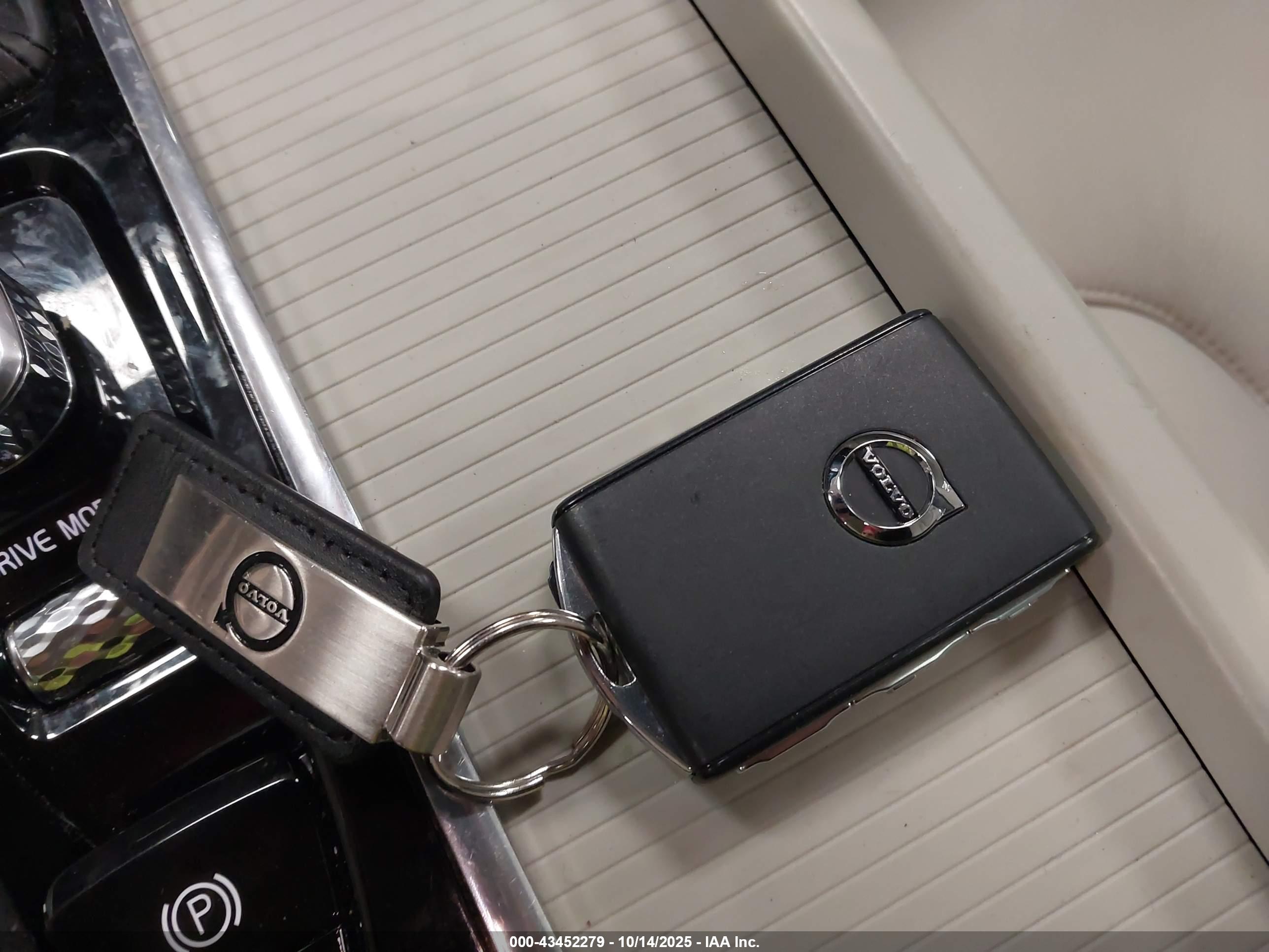 VOLVO XC60 image 11