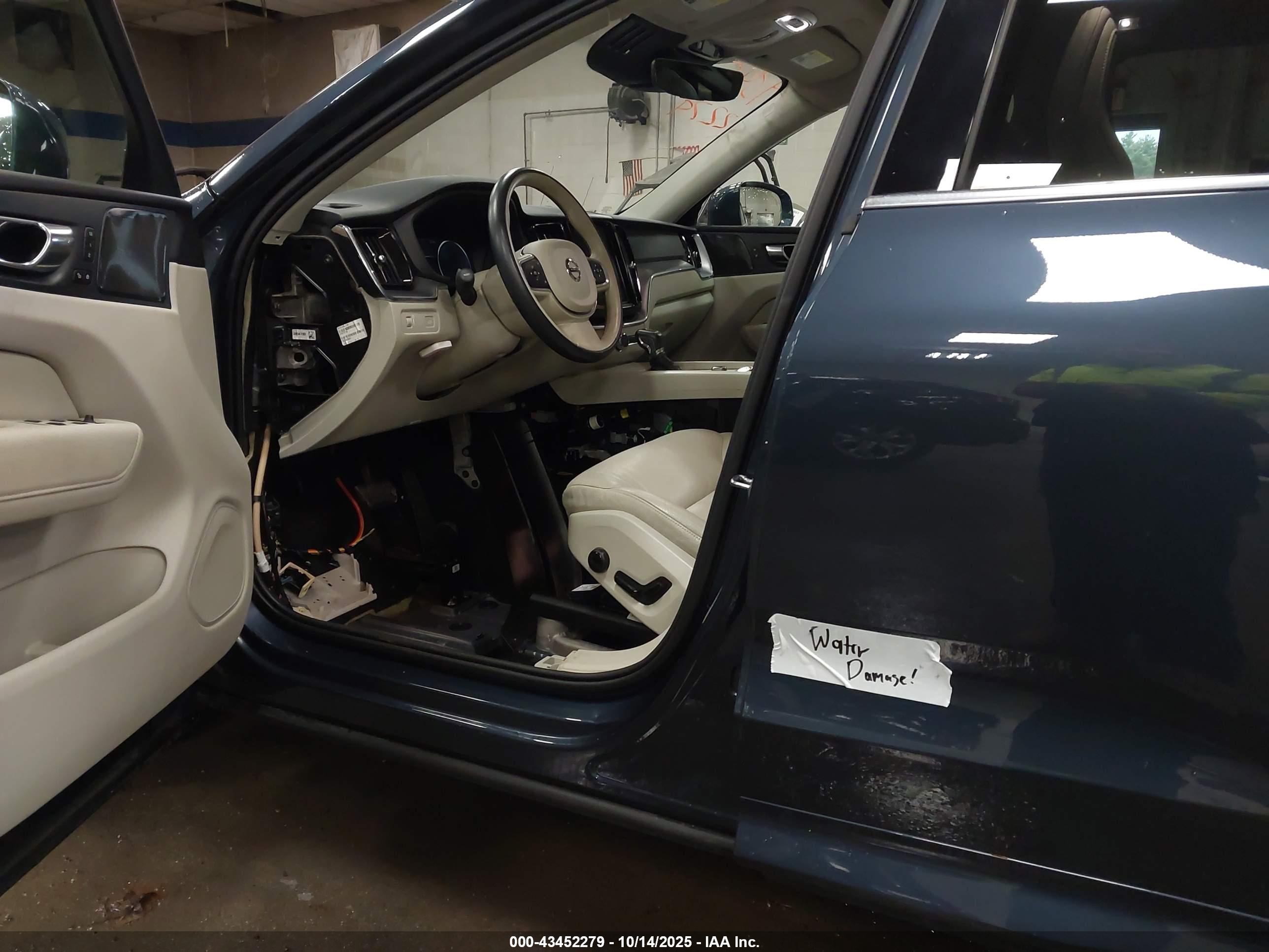 VOLVO XC60 image 6