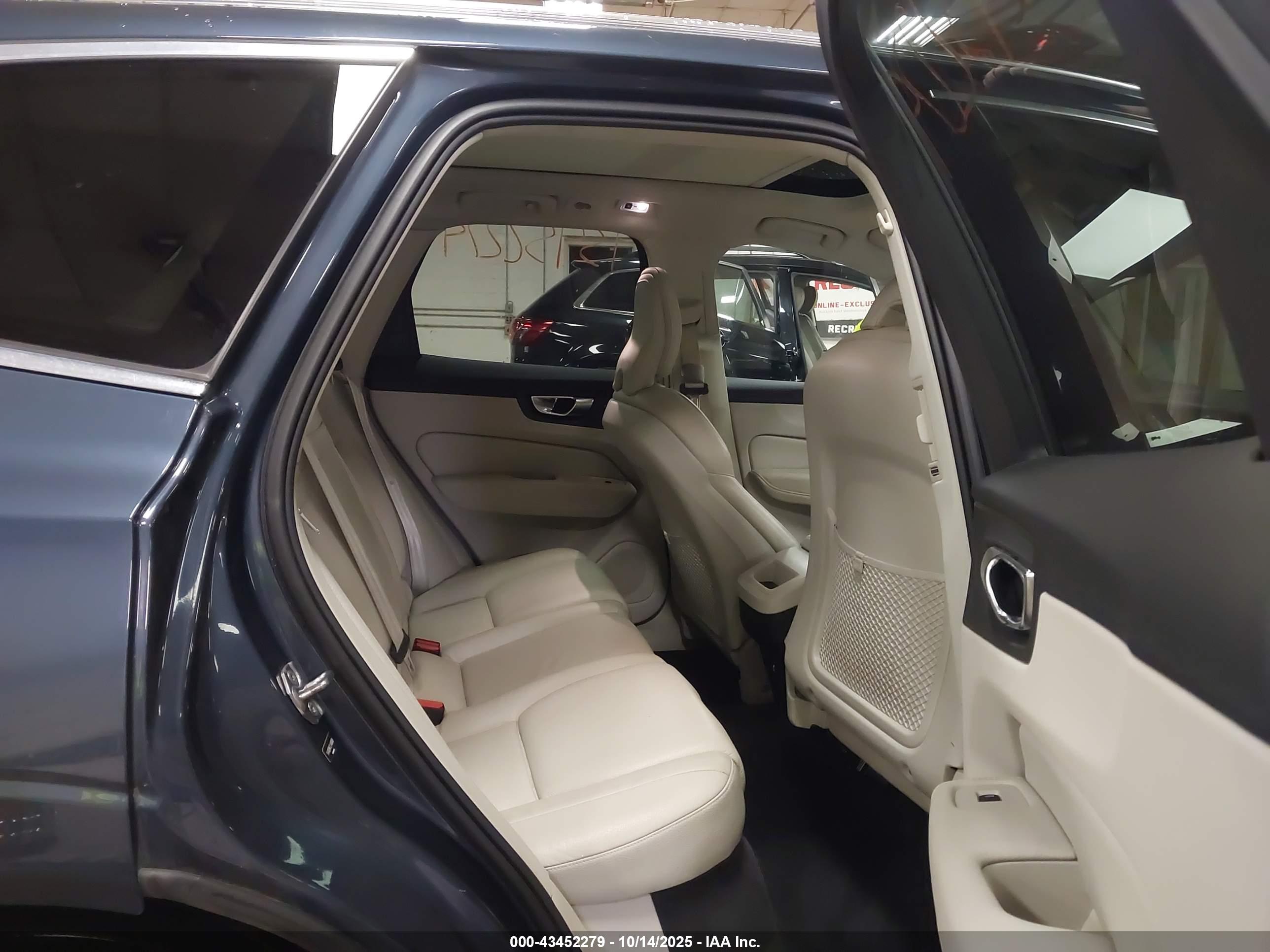 VOLVO XC60 image 8