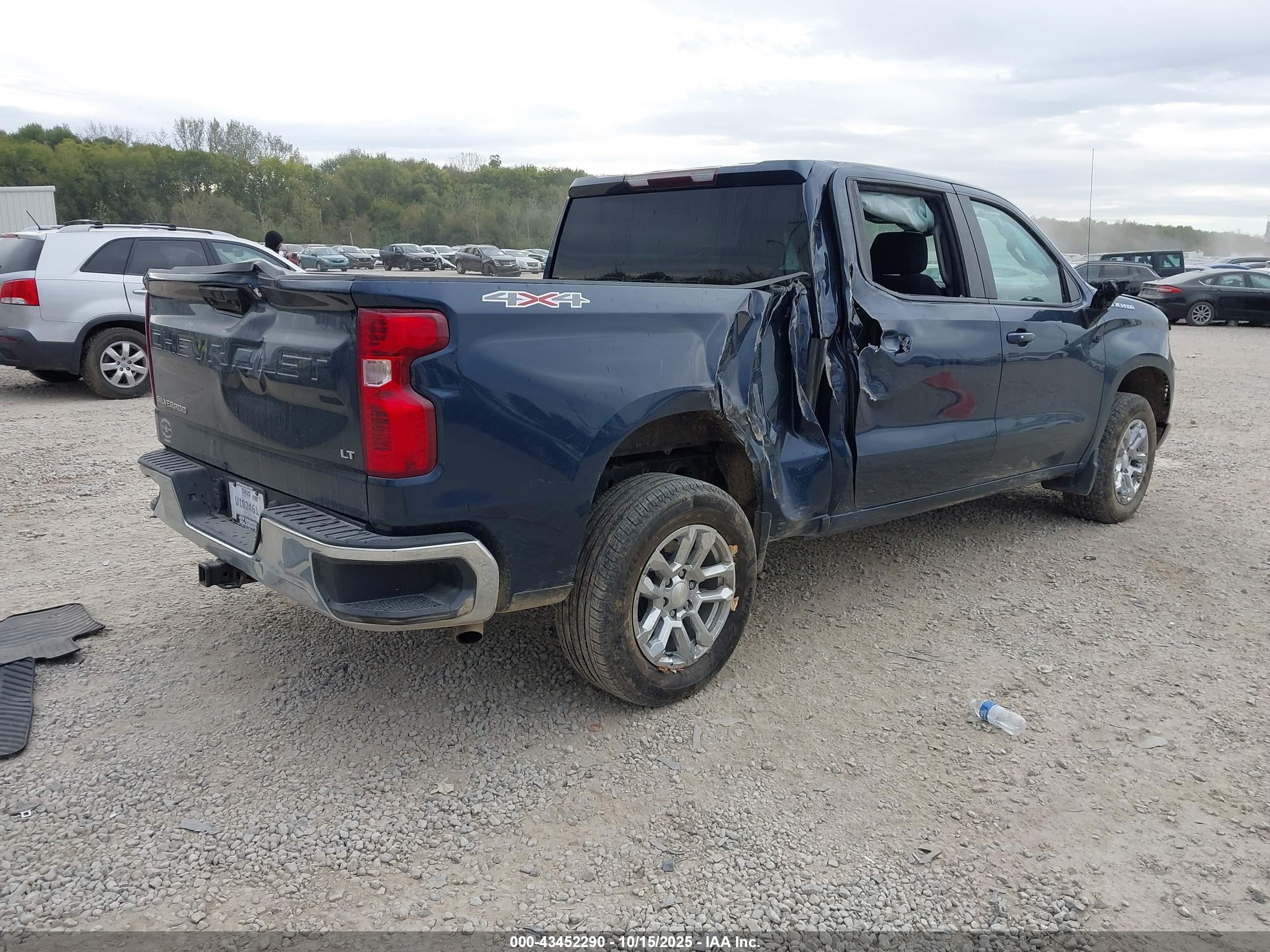 CHEVROLET SILVERADO image 4