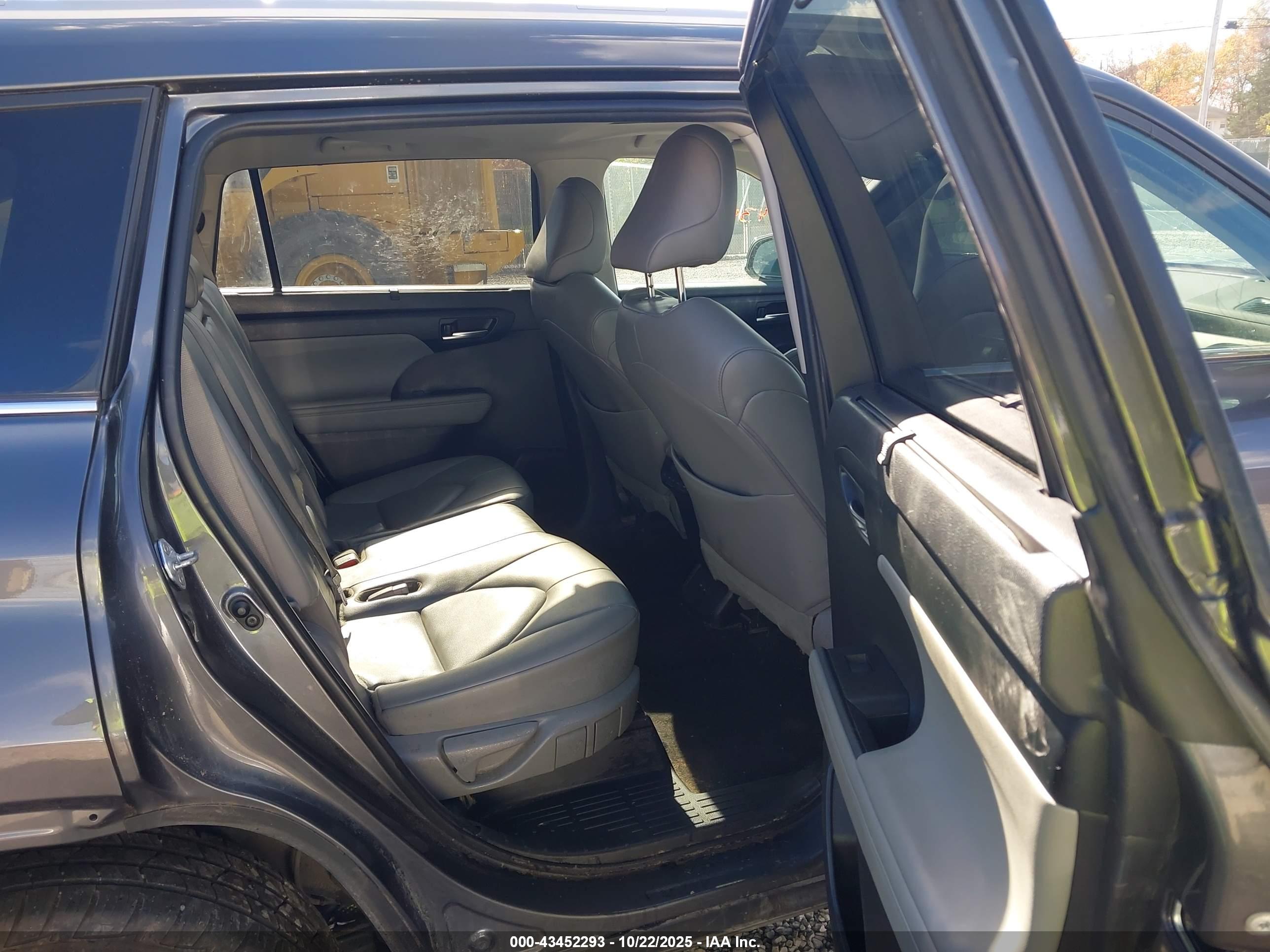 TOYOTA HIGHLANDER image 8