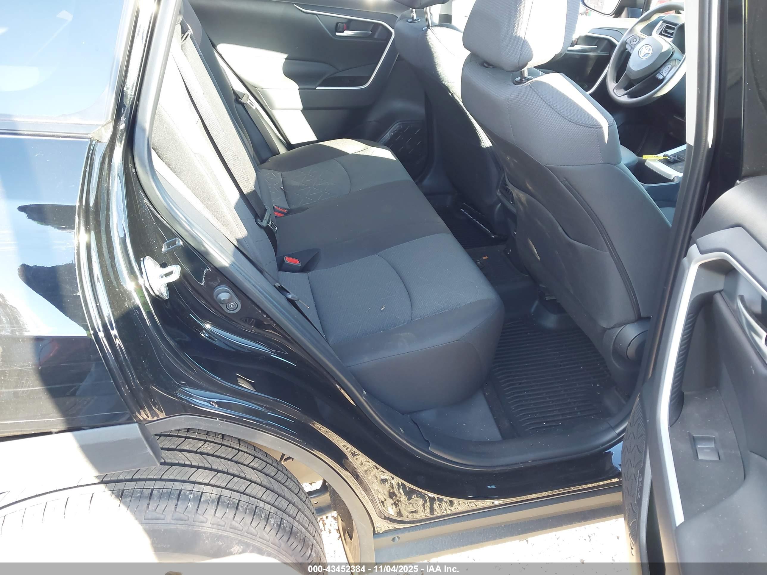 TOYOTA RAV4 image 8