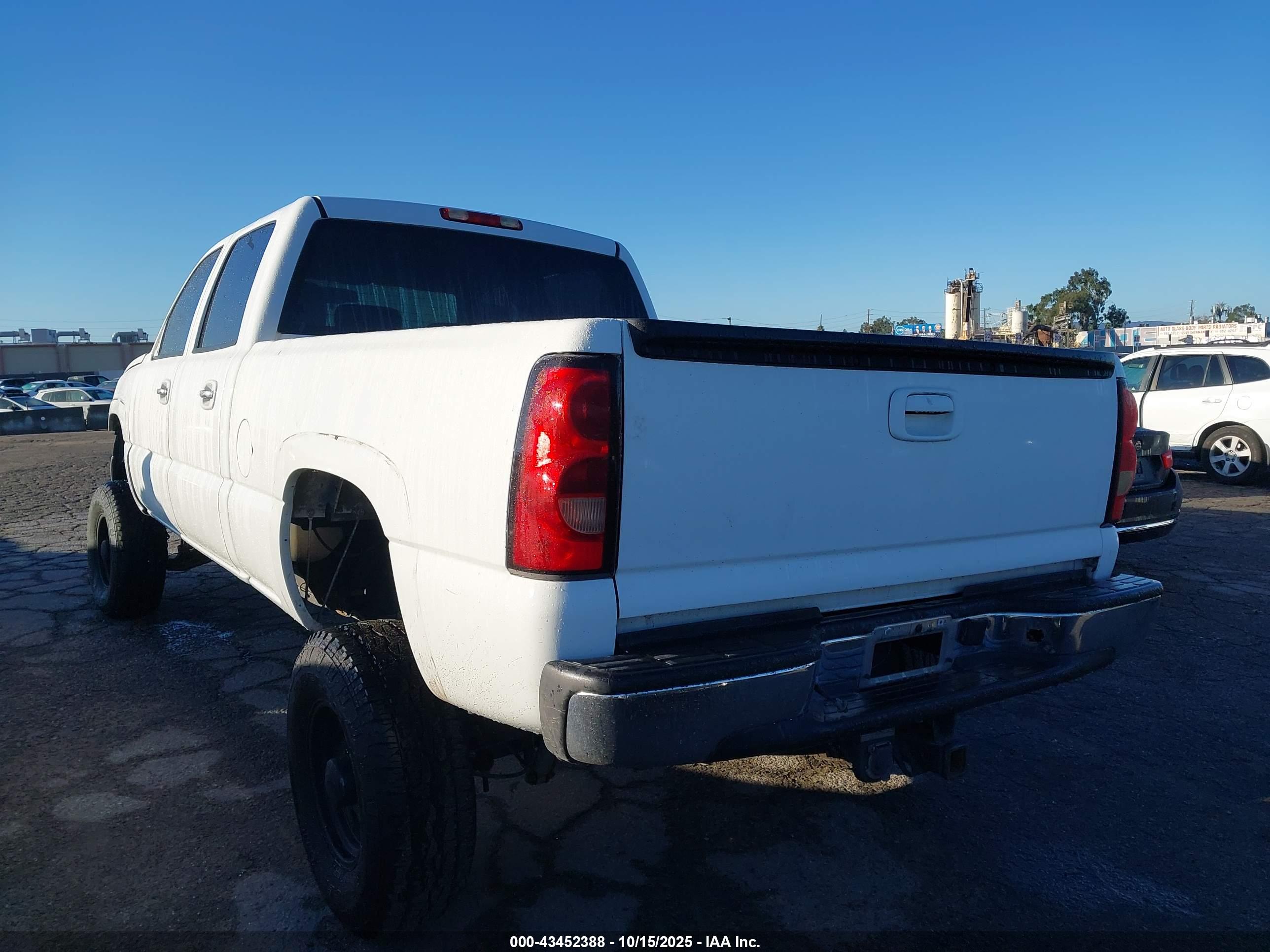 CHEVROLET SILVERADO image 3