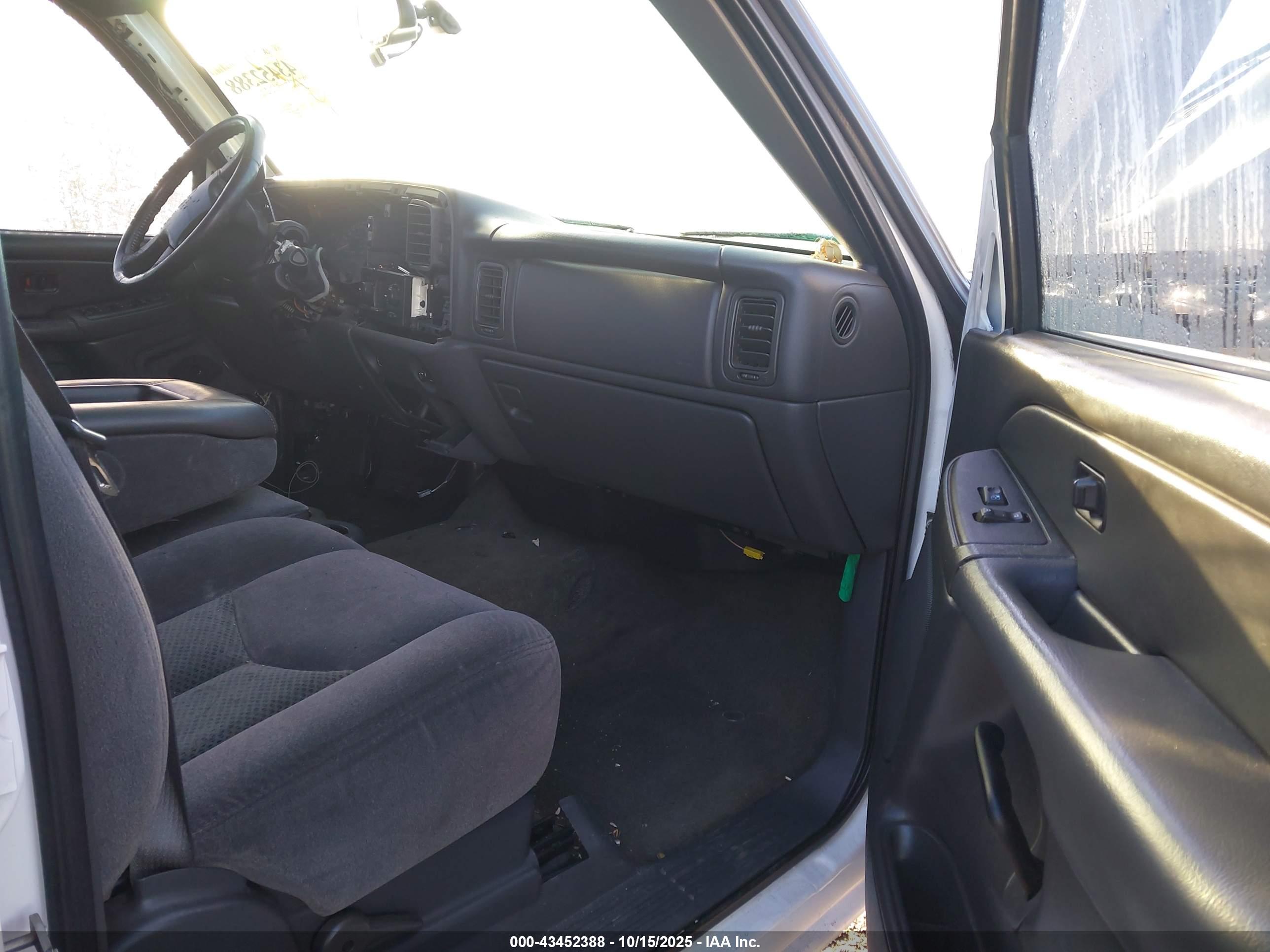 CHEVROLET SILVERADO image 5