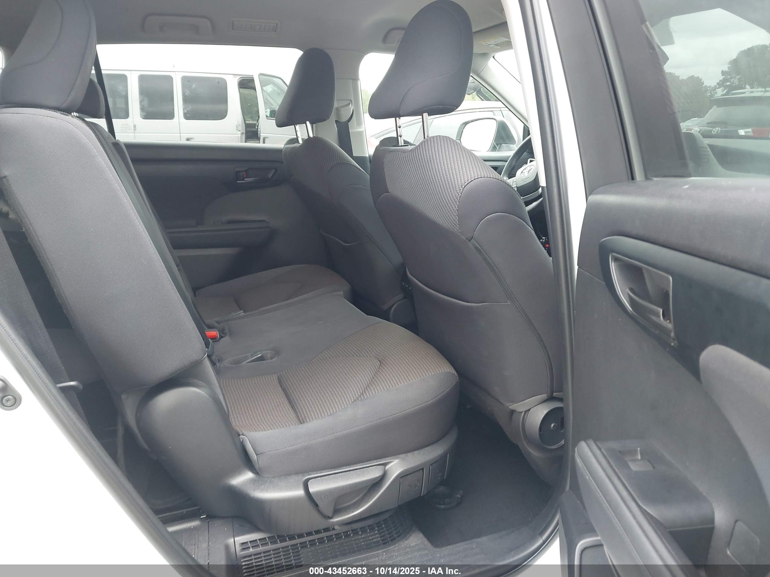 TOYOTA HIGHLANDER image 8
