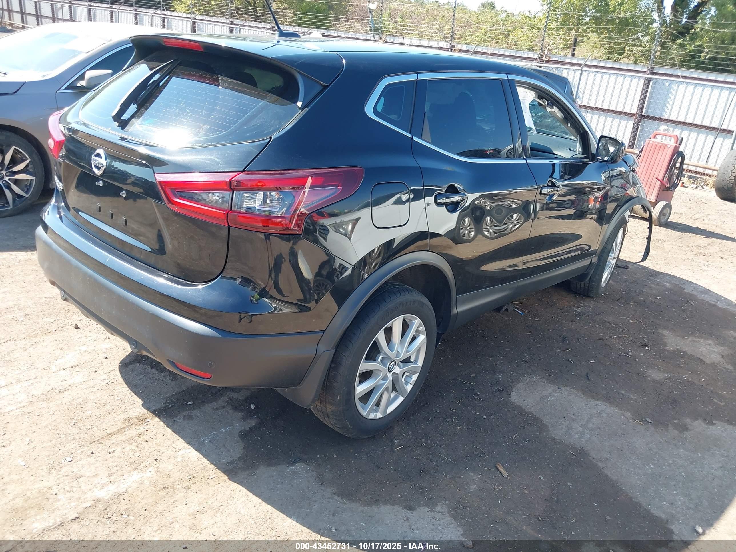 NISSAN ROGUE image 4