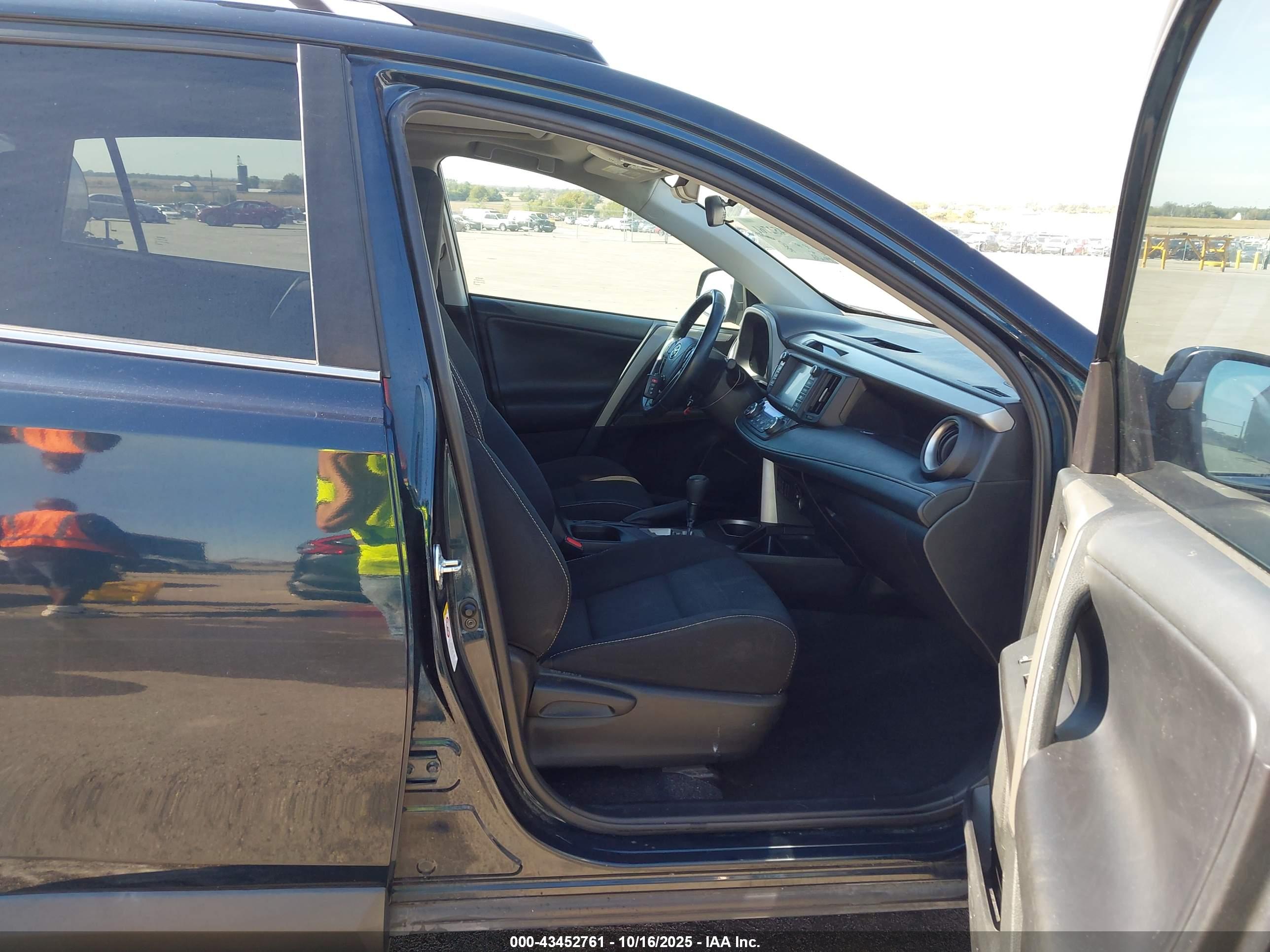 TOYOTA RAV4 image 5
