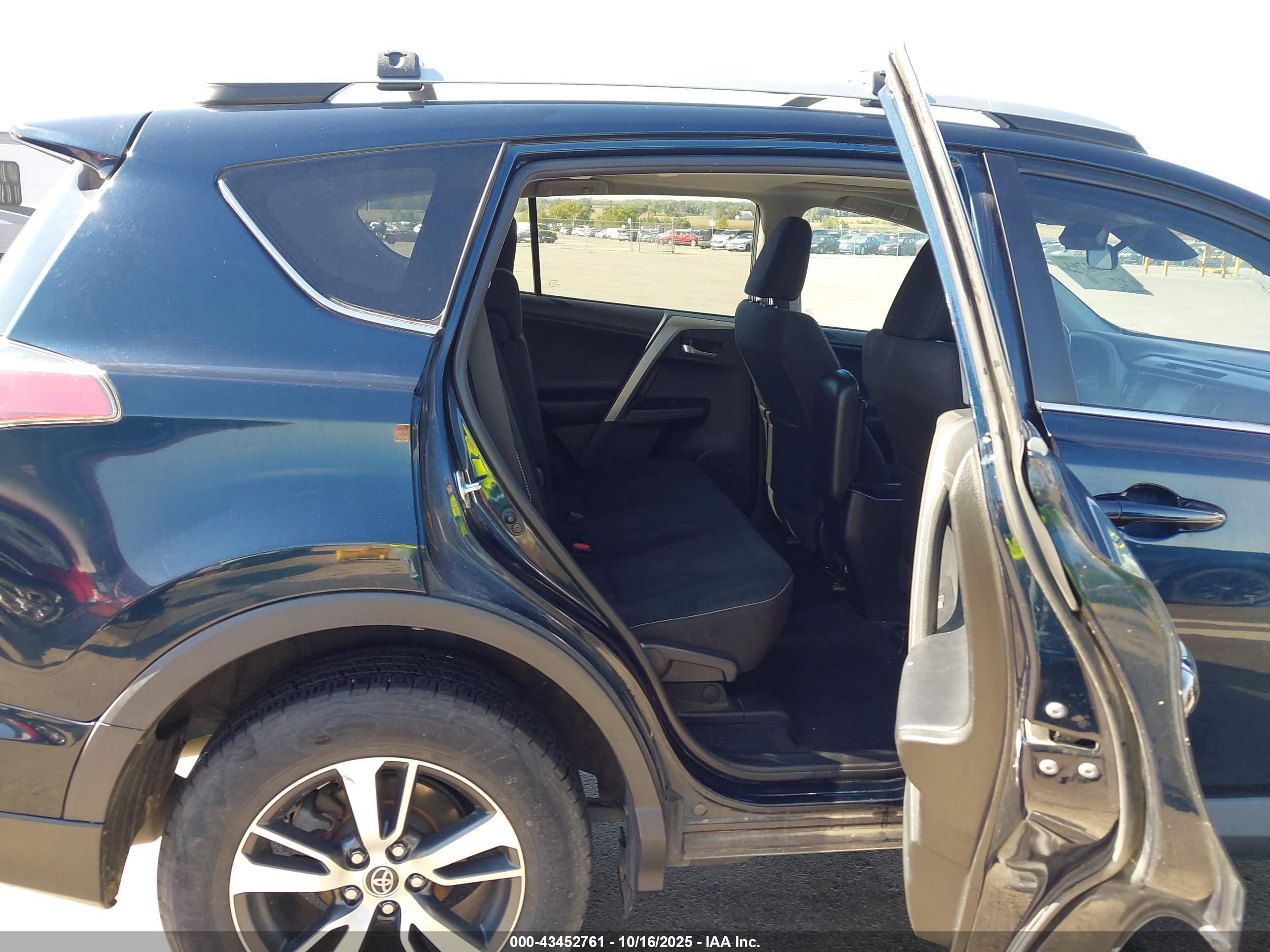 TOYOTA RAV4 image 8