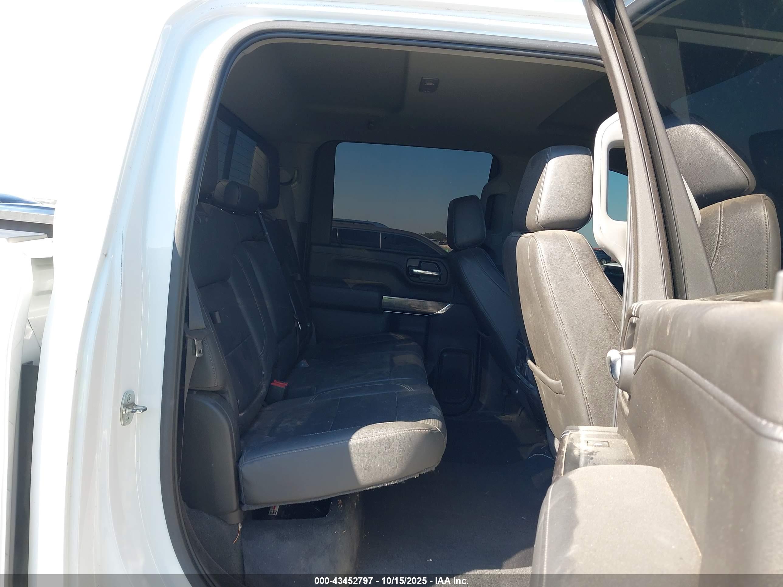 CHEVROLET SILVERADO image 8