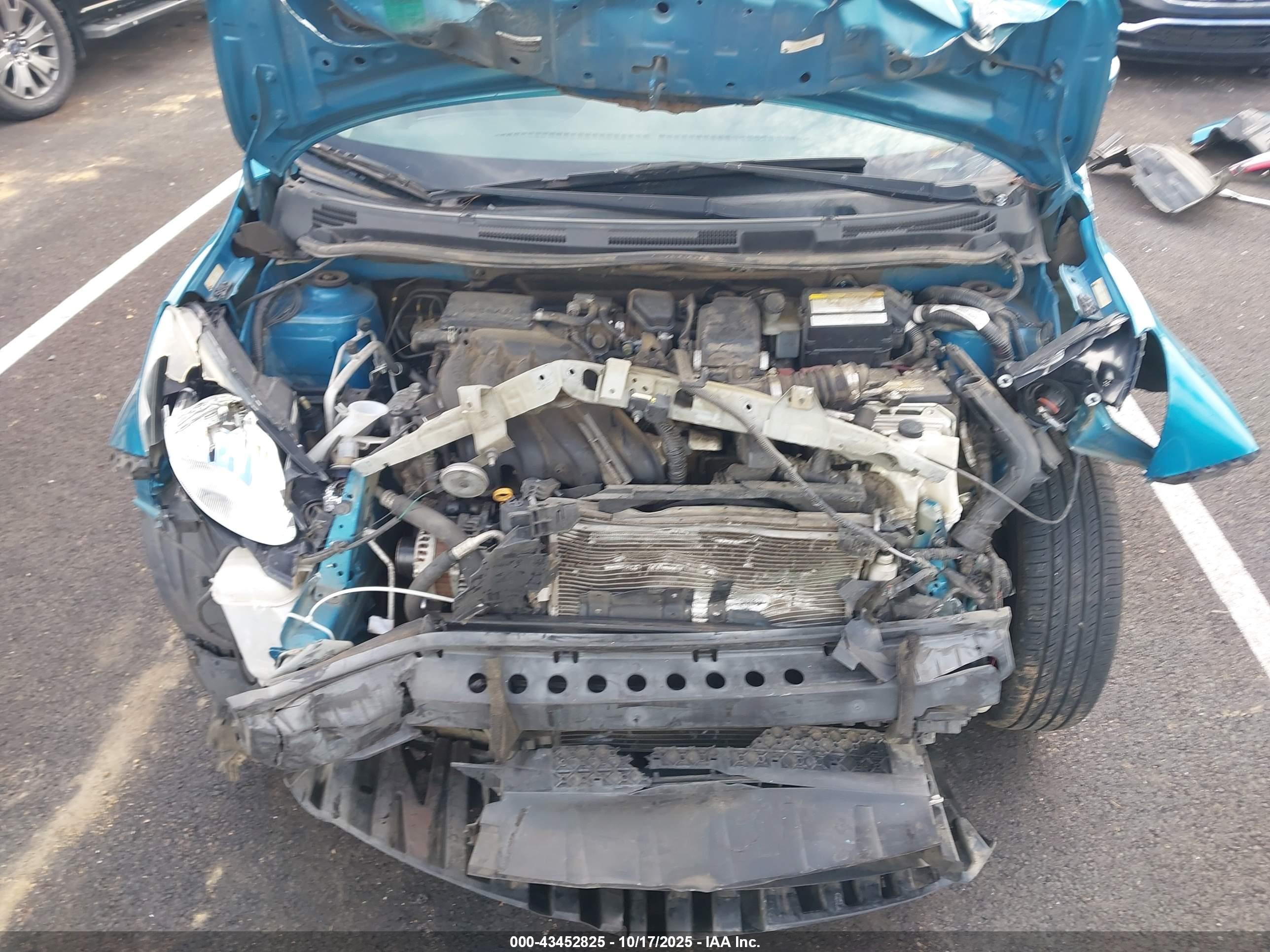 NISSAN VERSA image 10