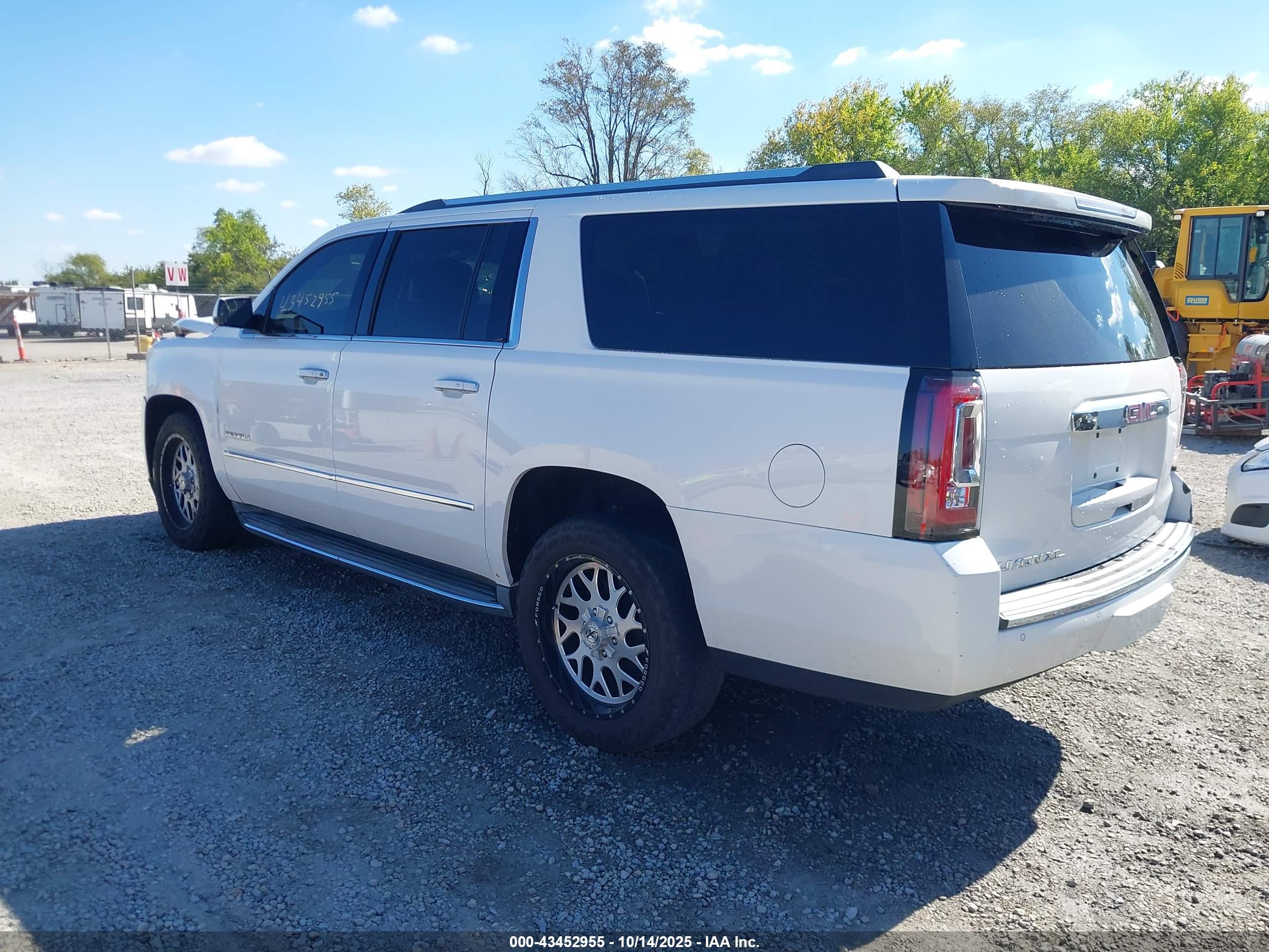 GMC YUKON image 3