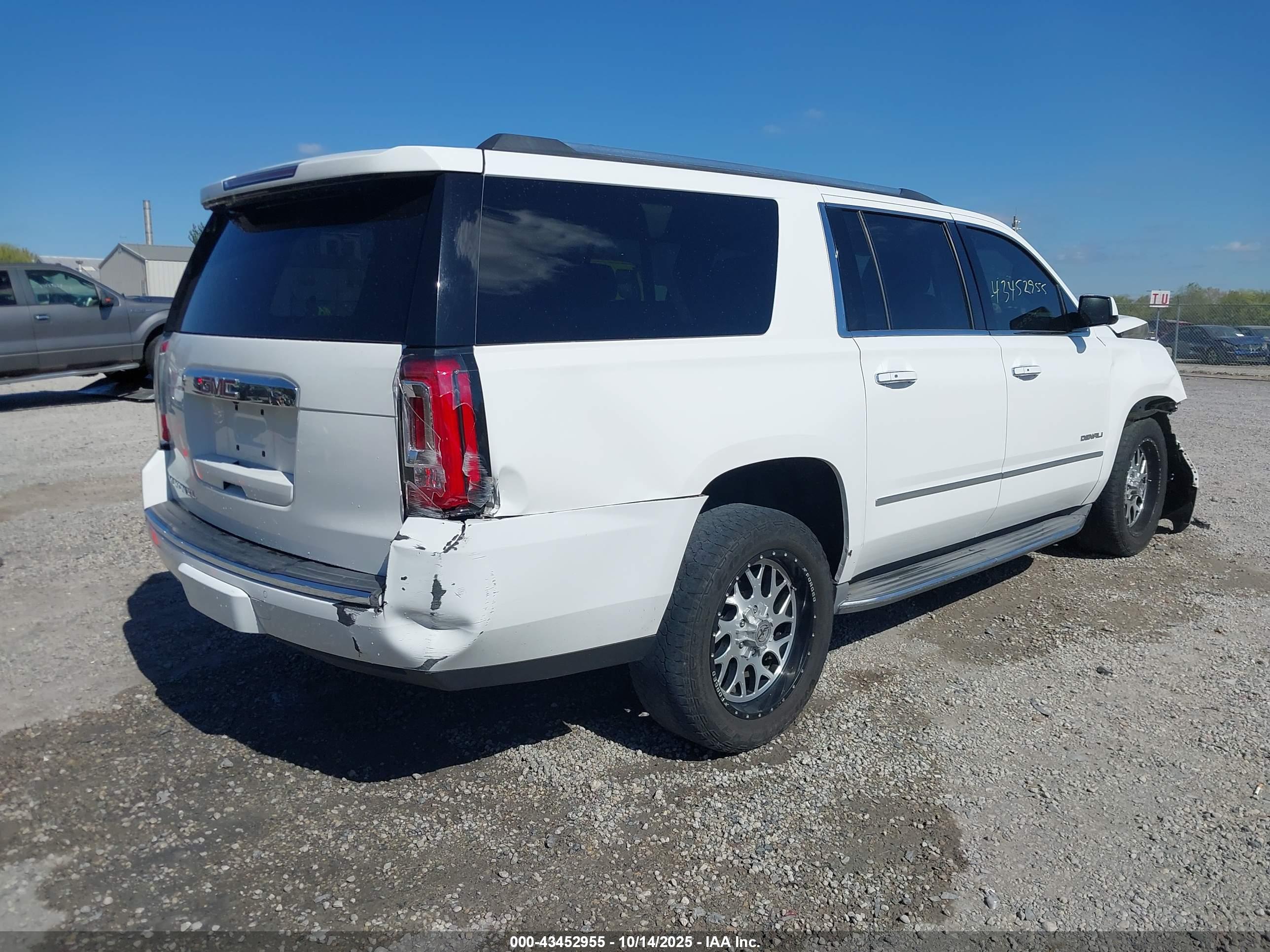 GMC YUKON image 4