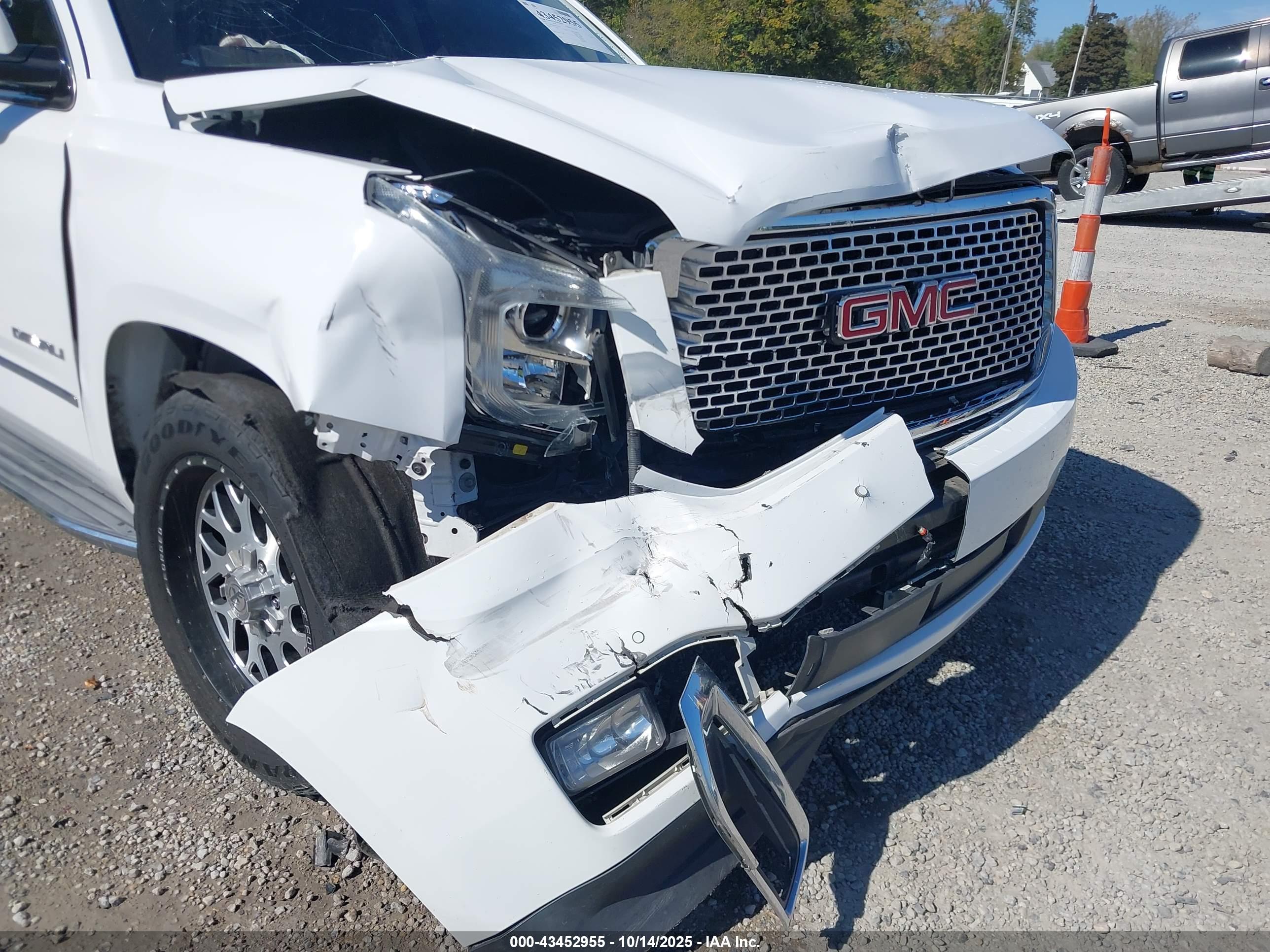 GMC YUKON image 6