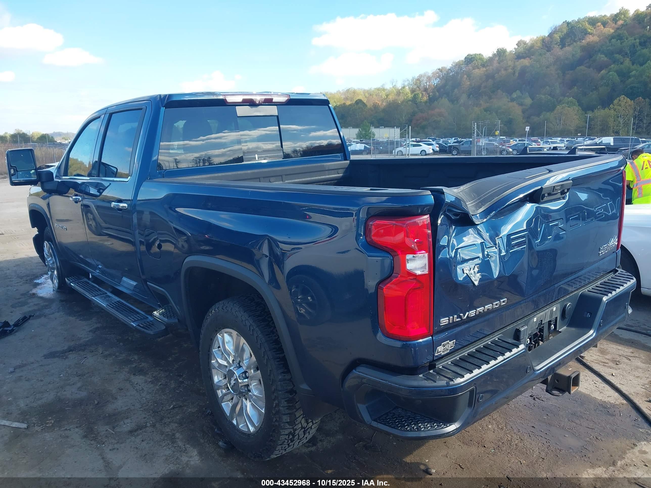CHEVROLET SILVERADO image 3