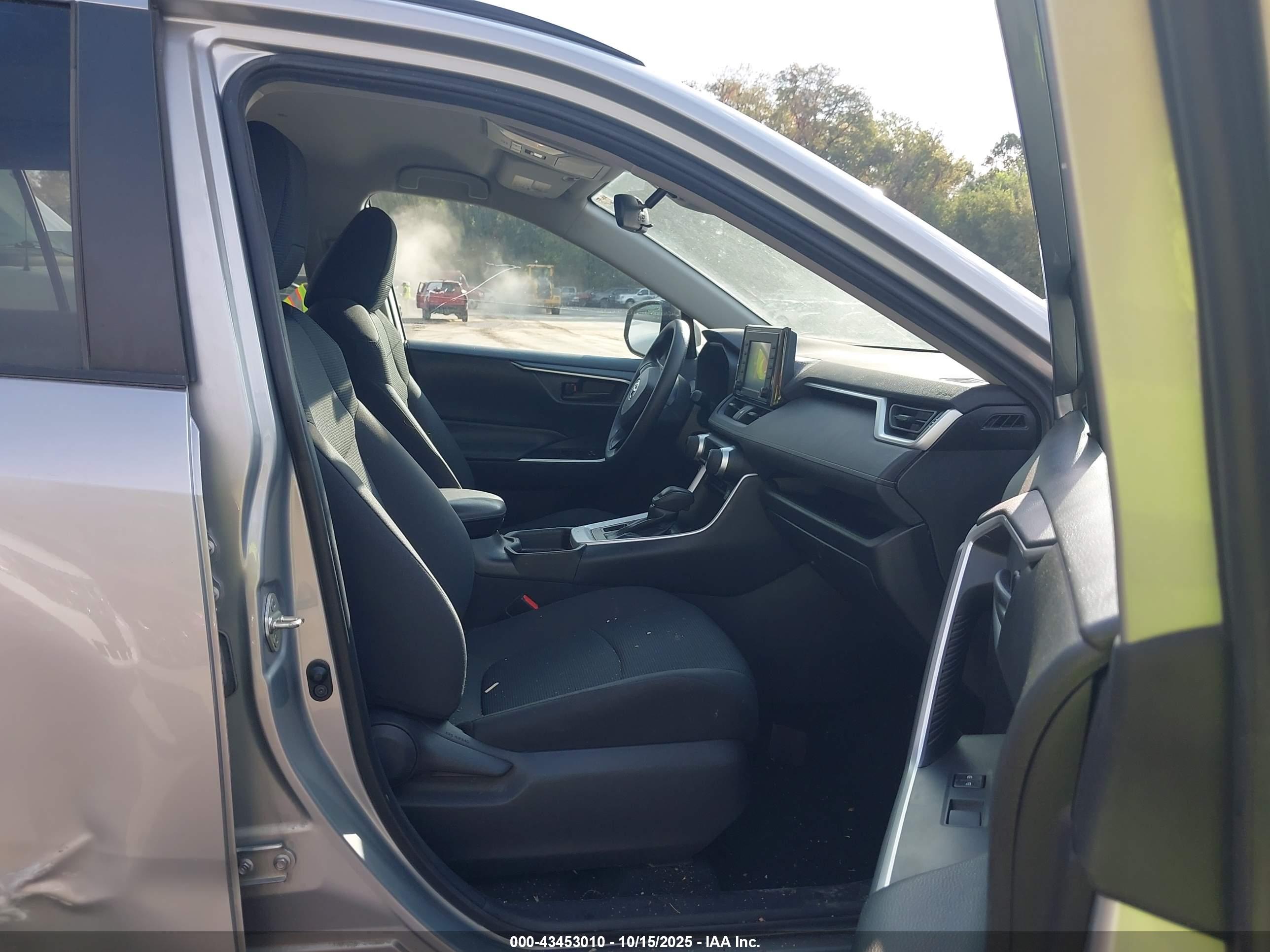 TOYOTA RAV4 image 5