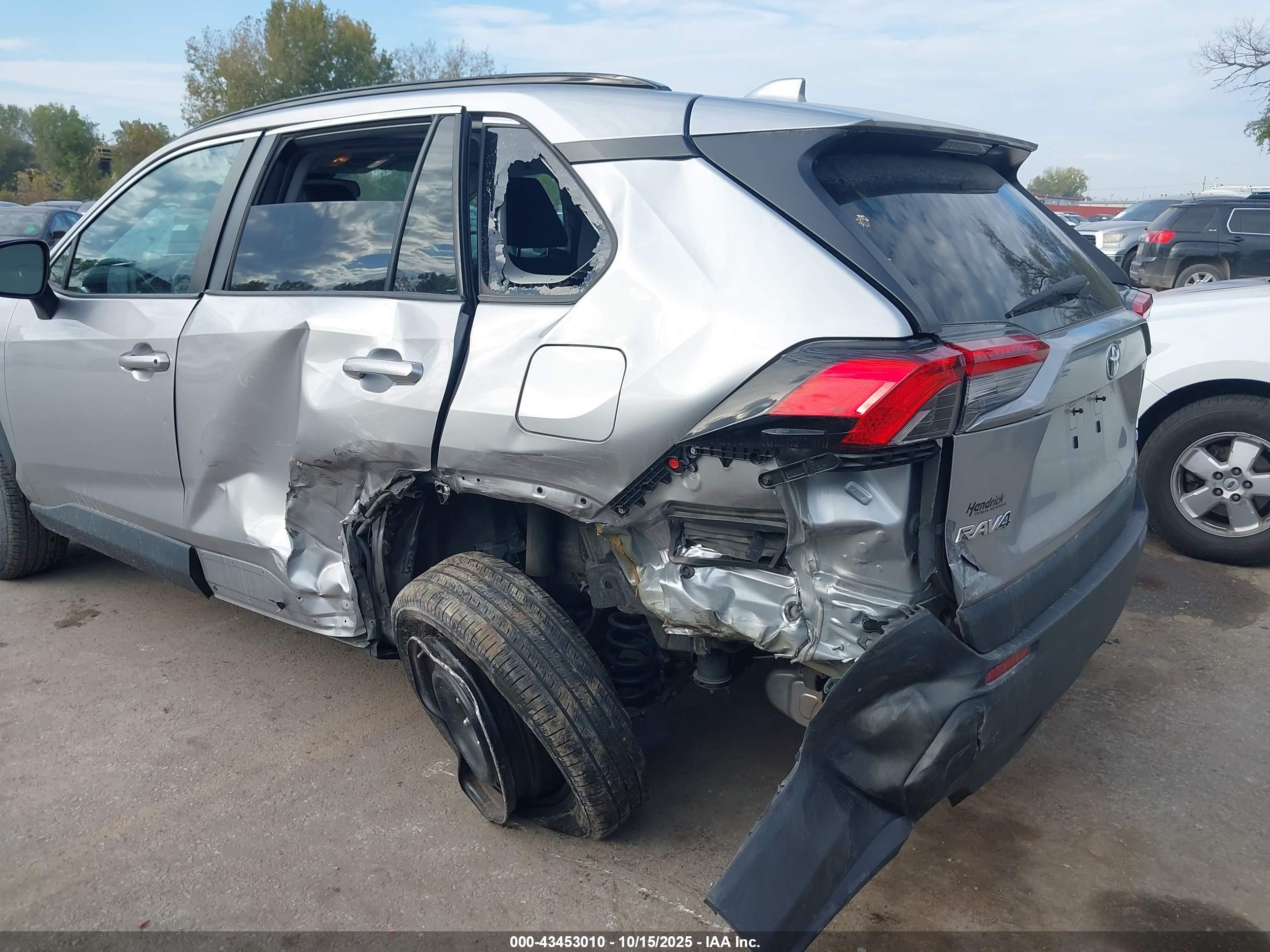 TOYOTA RAV4 image 6