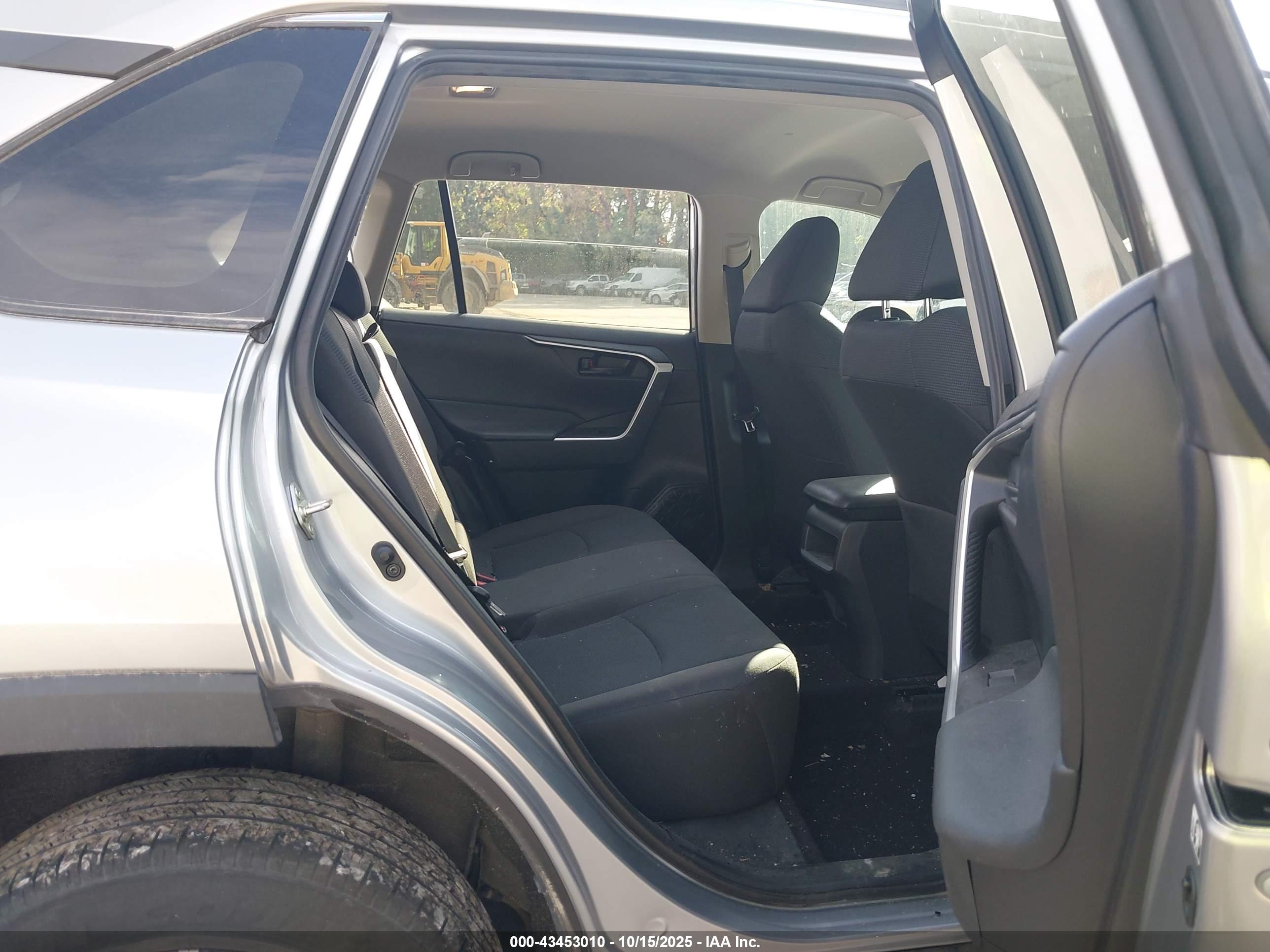 TOYOTA RAV4 image 8