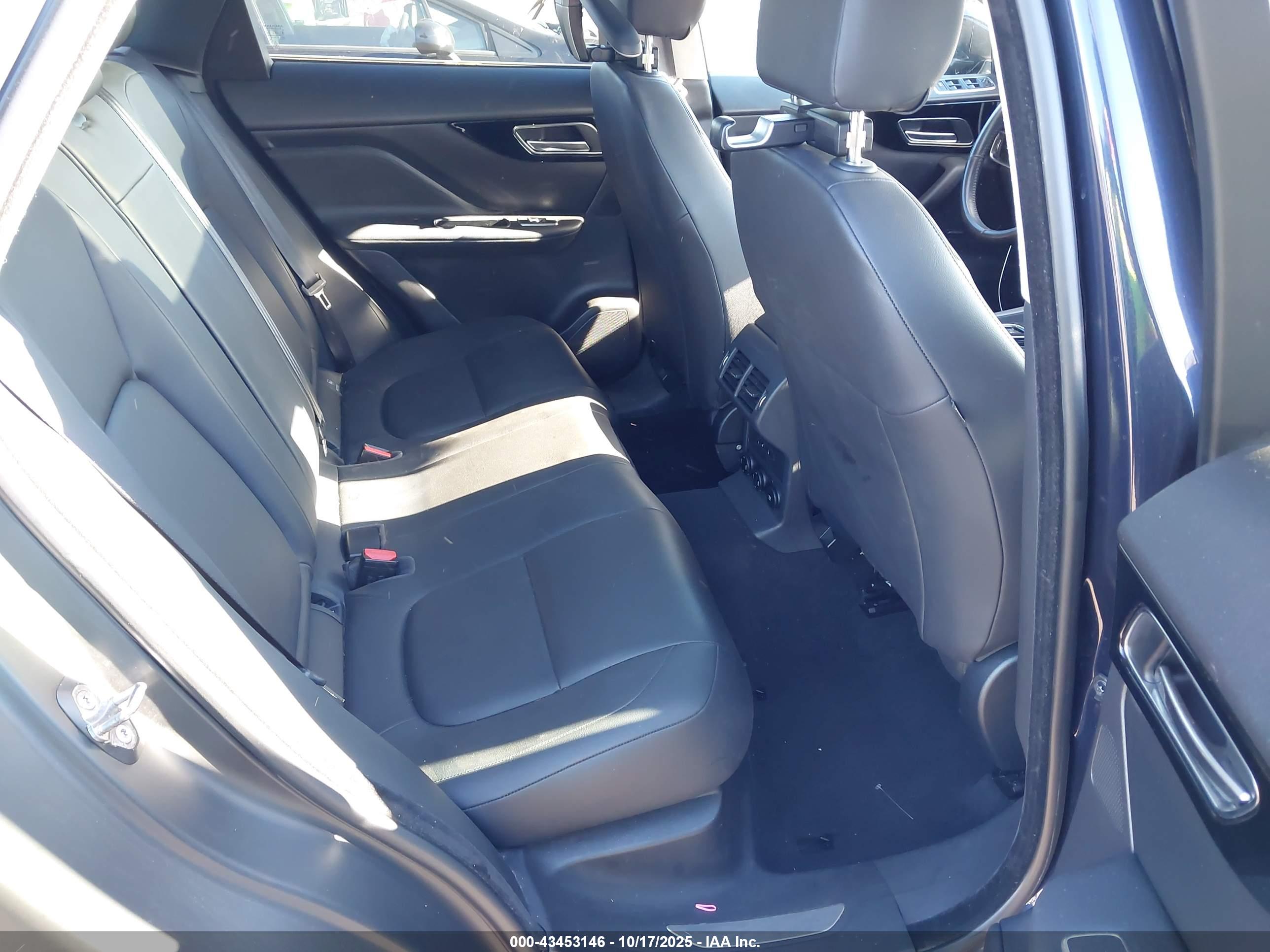 JAGUAR F-PACE image 8